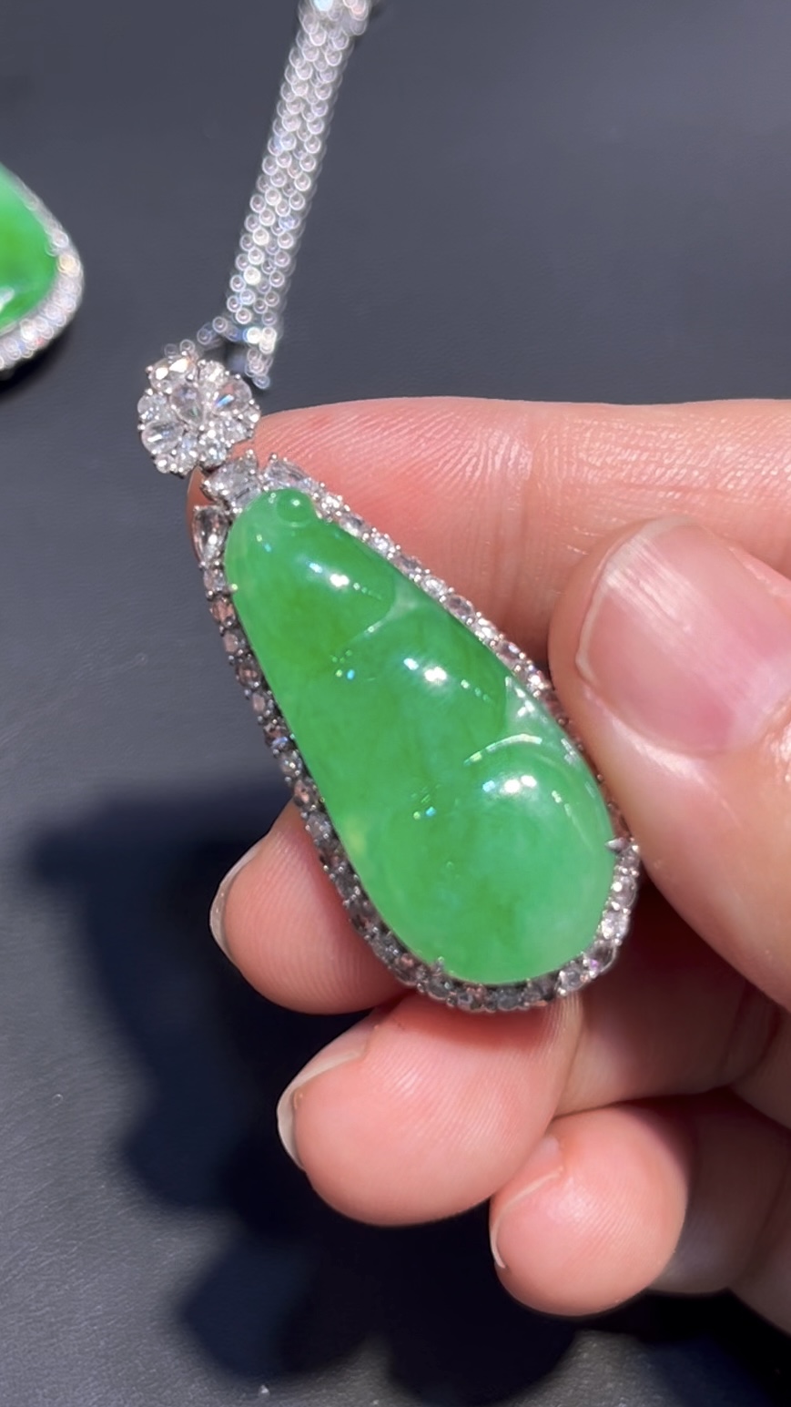 翡翠福豆吊墜 編號#700|冰透陽綠 × 18K白金鑲嵌|高貴氣質 限量精品推薦 3 翡翠福豆吊墜 編號#700|冰透陽綠 × 18K白金鑲嵌|高貴氣質 限量精品推薦 - Image 3