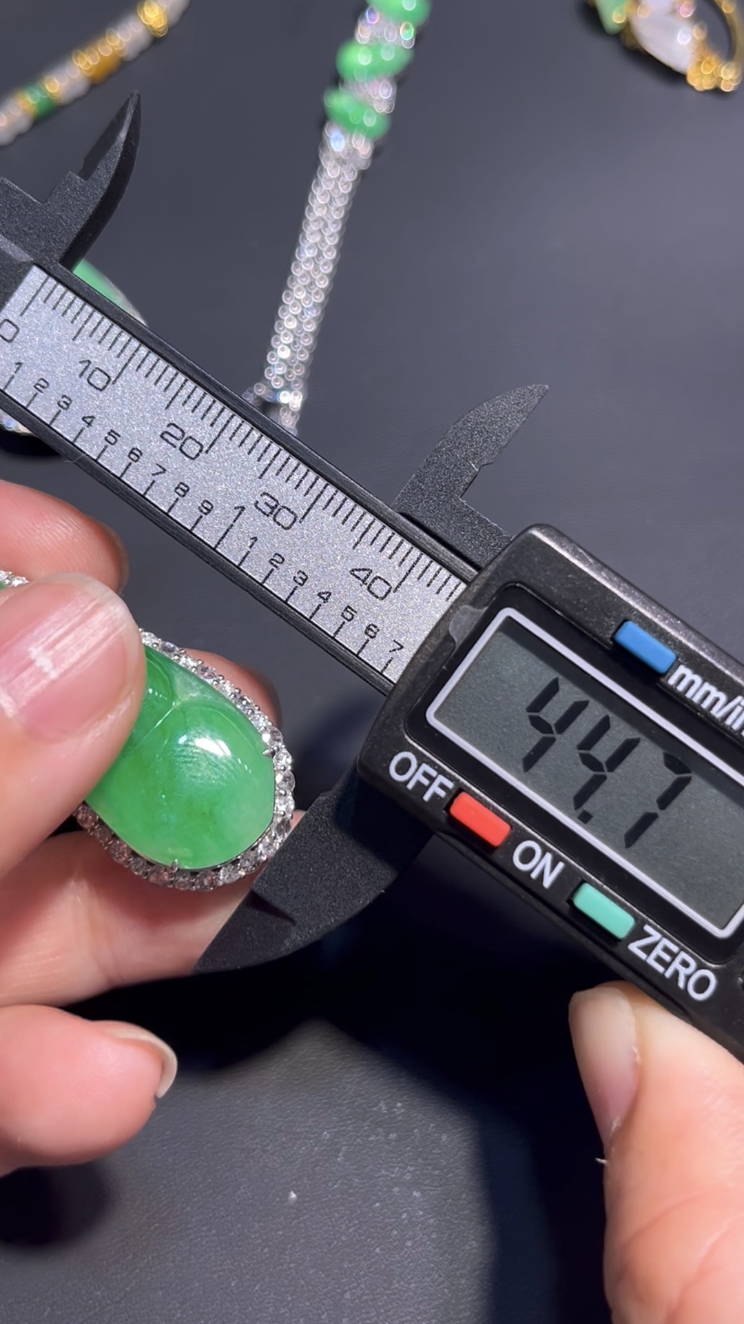 翡翠福豆吊墜 編號#700|冰透陽綠 × 18K白金鑲嵌|高貴氣質 限量精品推薦 7 翡翠福豆吊墜 編號#700|冰透陽綠 × 18K白金鑲嵌|高貴氣質 限量精品推薦 - Image 7