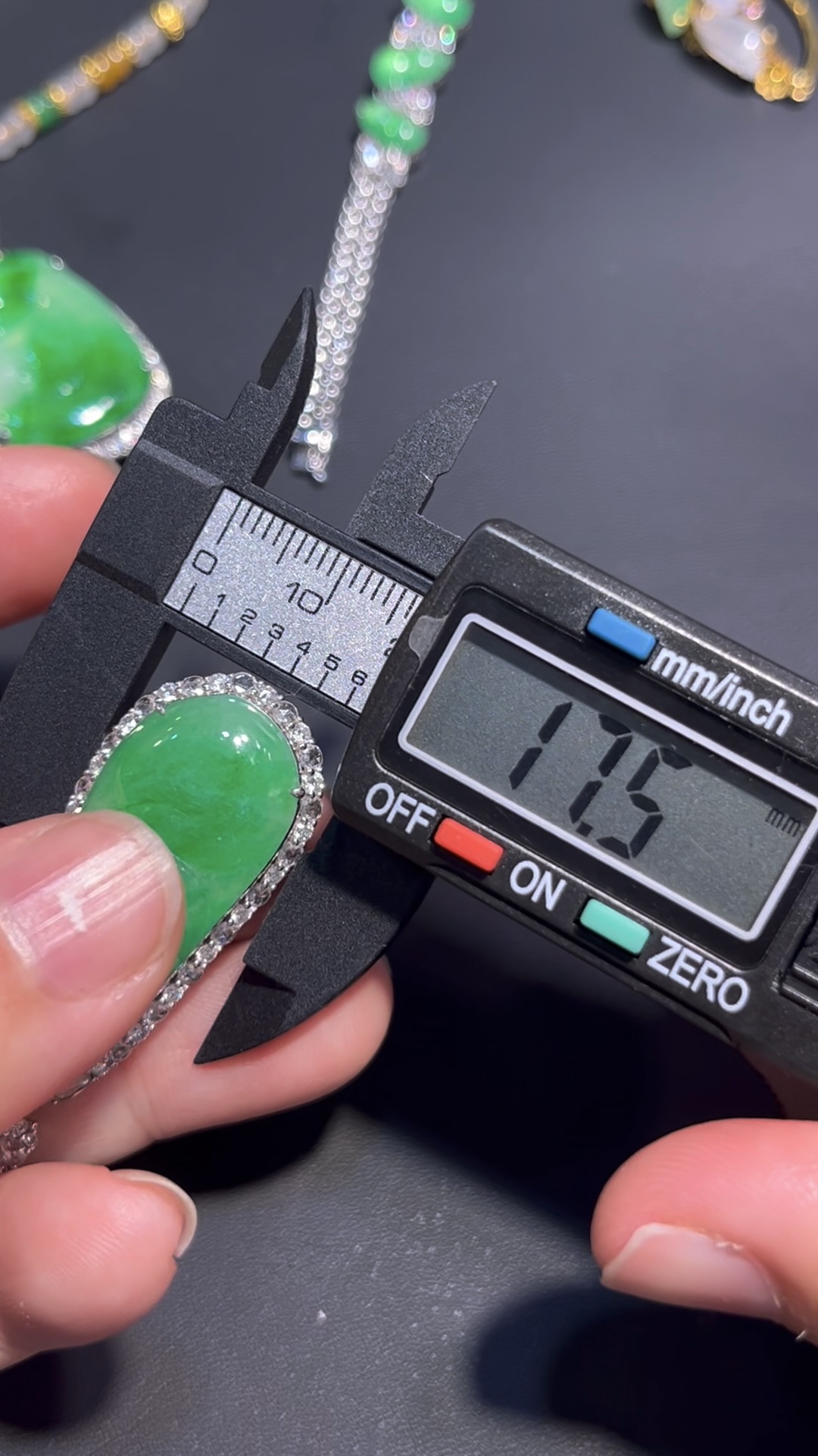 翡翠福豆吊墜 編號#700|冰透陽綠 × 18K白金鑲嵌|高貴氣質 限量精品推薦 8 翡翠福豆吊墜 編號#700|冰透陽綠 × 18K白金鑲嵌|高貴氣質 限量精品推薦 - Image 8