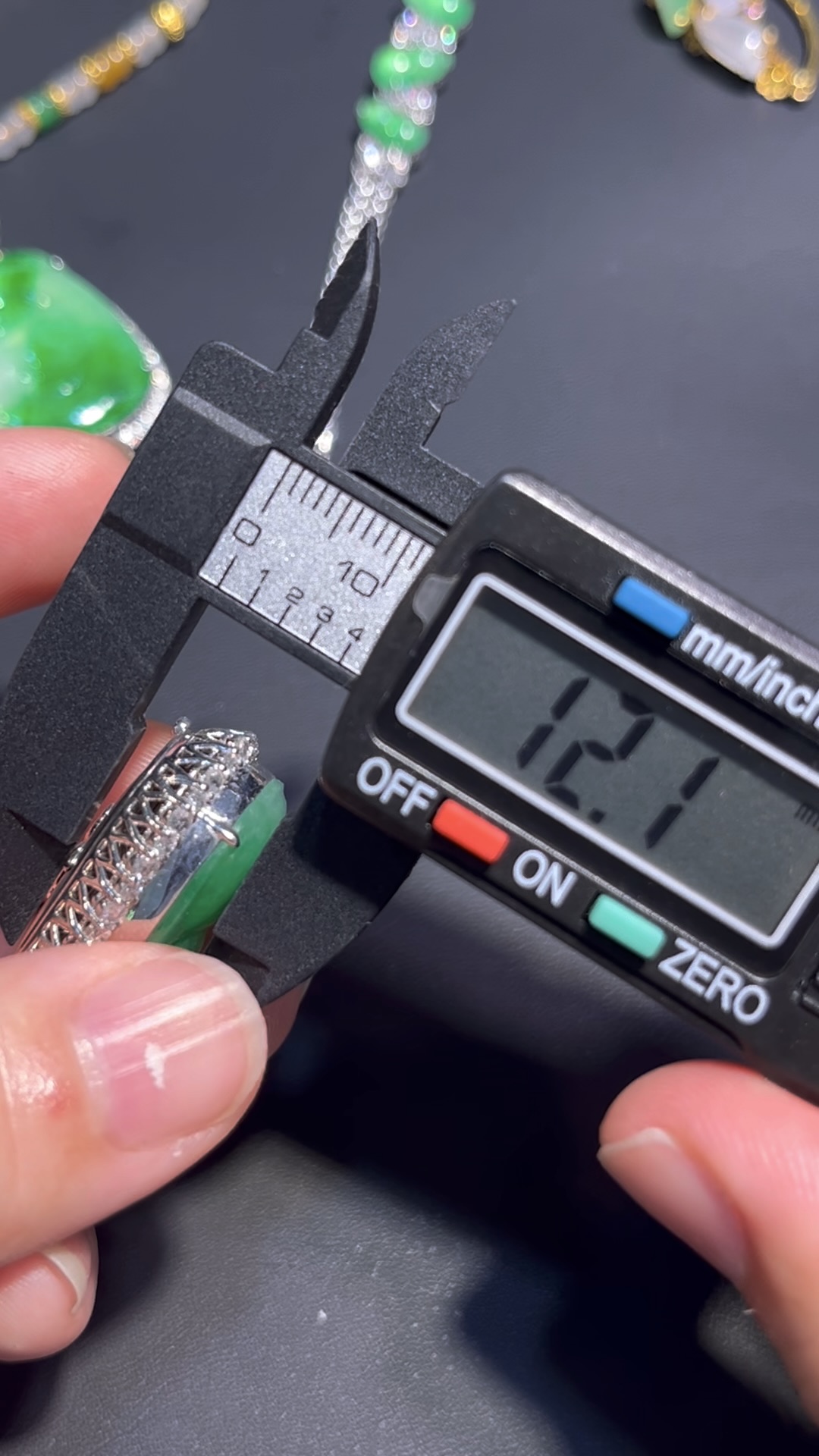 翡翠福豆吊墜 編號#700|冰透陽綠 × 18K白金鑲嵌|高貴氣質 限量精品推薦 9 翡翠福豆吊墜 編號#700|冰透陽綠 × 18K白金鑲嵌|高貴氣質 限量精品推薦 - Image 9