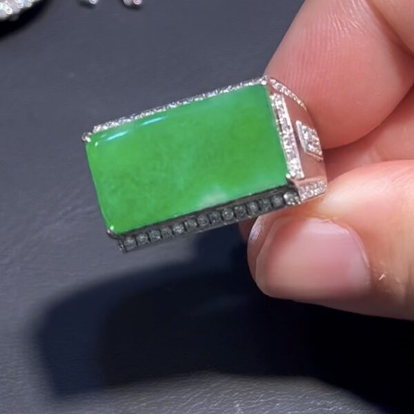 翡翠馬鞍戒指 編號#701｜陽綠冰透 × 鑽石白金鑲嵌｜男士款 高貴氣場 限量推薦