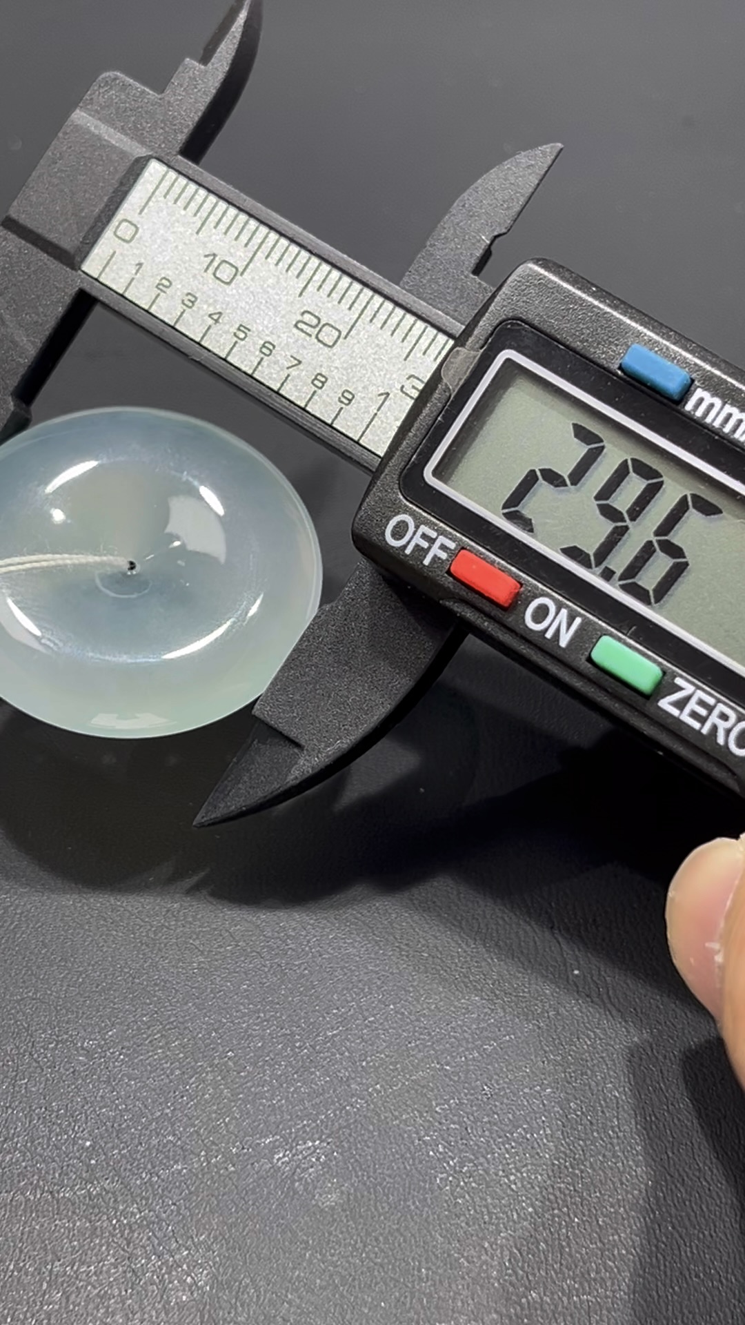 翡翠平安扣 編號#704|白冰老坑種 × 起熒光|高雅靈性 限量收藏推薦 9 翡翠平安扣 編號#704|白冰老坑種 × 起熒光|高雅靈性 限量收藏推薦 - Image 9