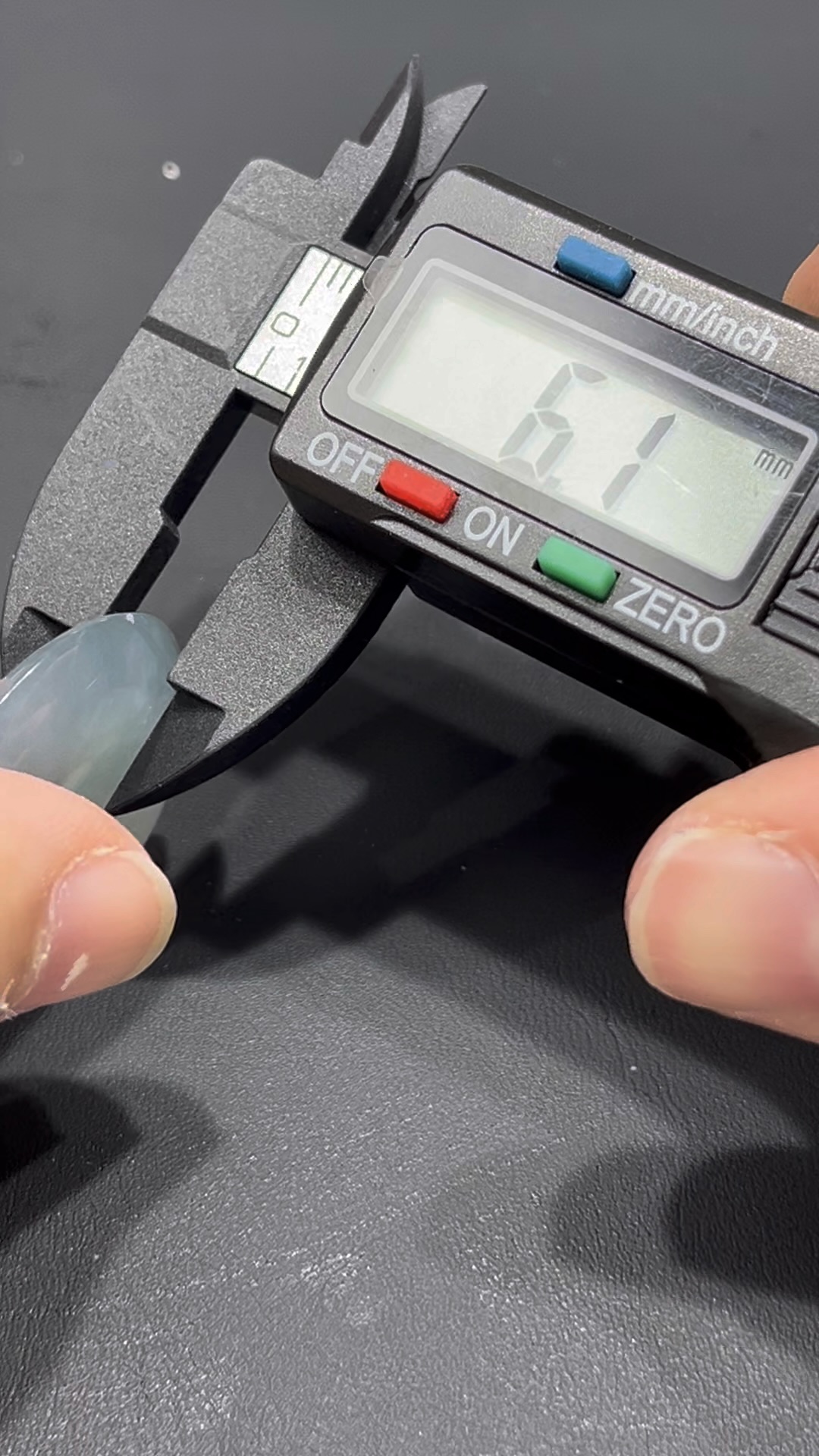 翡翠平安扣 編號#704|白冰老坑種 × 起熒光|高雅靈性 限量收藏推薦 10 翡翠平安扣 編號#704|白冰老坑種 × 起熒光|高雅靈性 限量收藏推薦 - Image 10