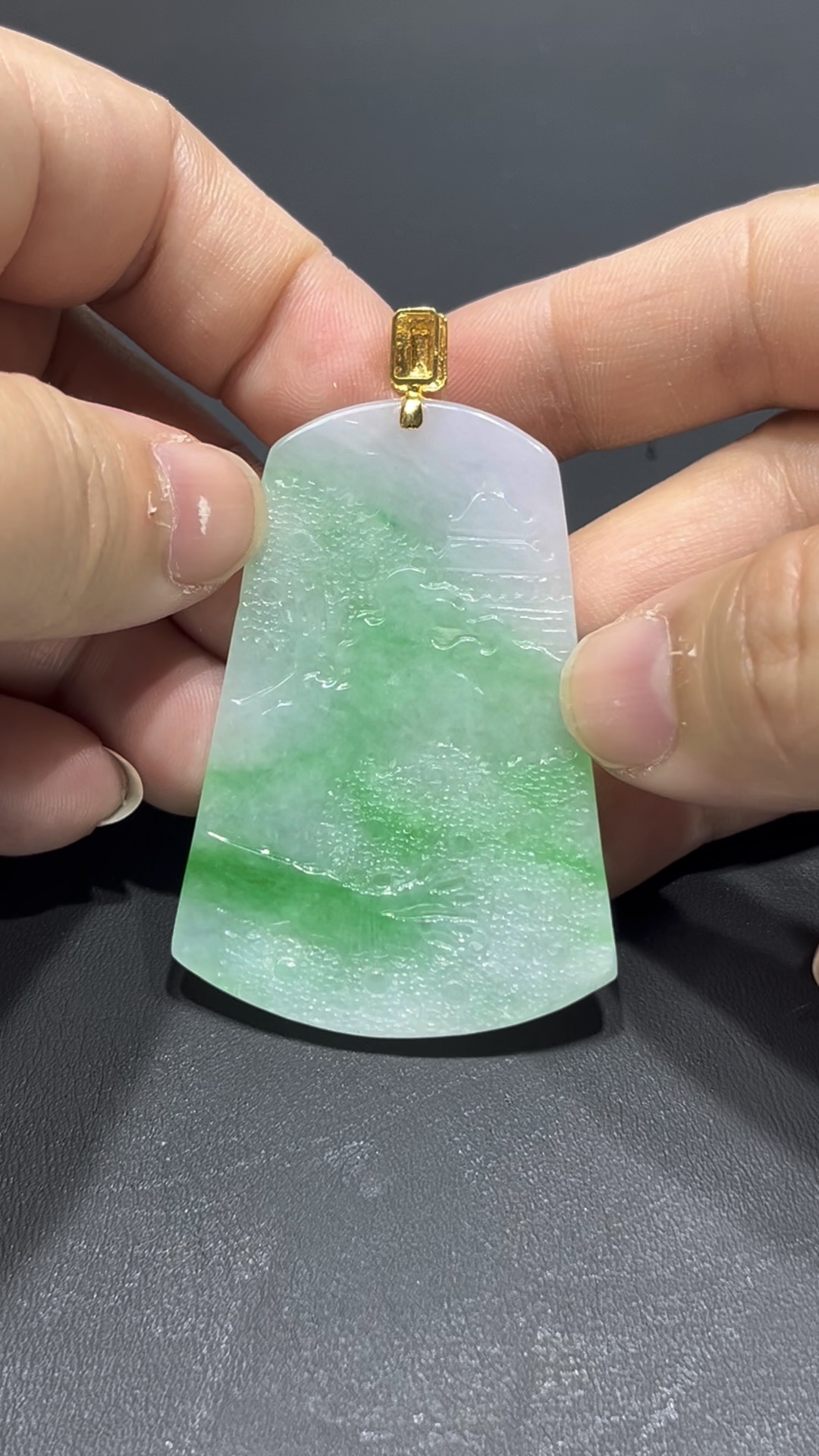 翡翠山水牌|老坑種白底青質地|18K金扣藝術精品收藏推薦 編號#706 2 翡翠山水牌|老坑種白底青質地|18K金扣藝術精品收藏推薦 編號#706 - Image 2