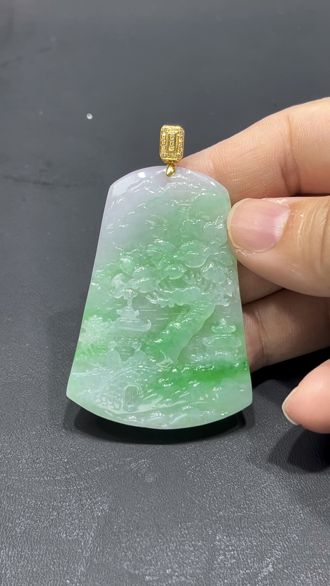 翡翠山水牌|老坑種白底青質地|18K金扣藝術精品收藏推薦 編號#706 4 翡翠山水牌|老坑種白底青質地|18K金扣藝術精品收藏推薦 編號#706 - Image 4