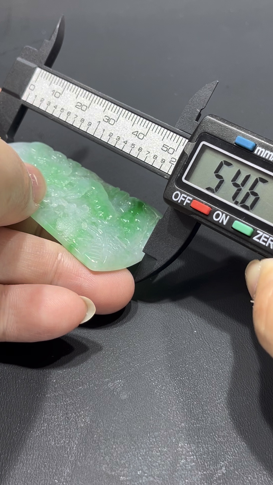 翡翠山水牌|老坑種白底青質地|18K金扣藝術精品收藏推薦 編號#706 5 翡翠山水牌|老坑種白底青質地|18K金扣藝術精品收藏推薦 編號#706 - Image 5