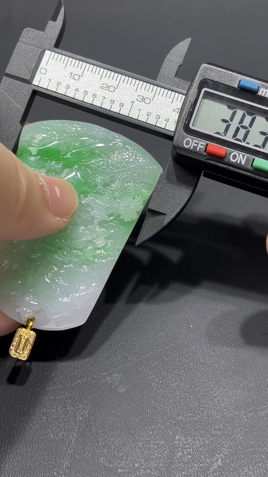 翡翠山水牌|老坑種白底青質地|18K金扣藝術精品收藏推薦 編號#706 6 翡翠山水牌|老坑種白底青質地|18K金扣藝術精品收藏推薦 編號#706 - Image 6