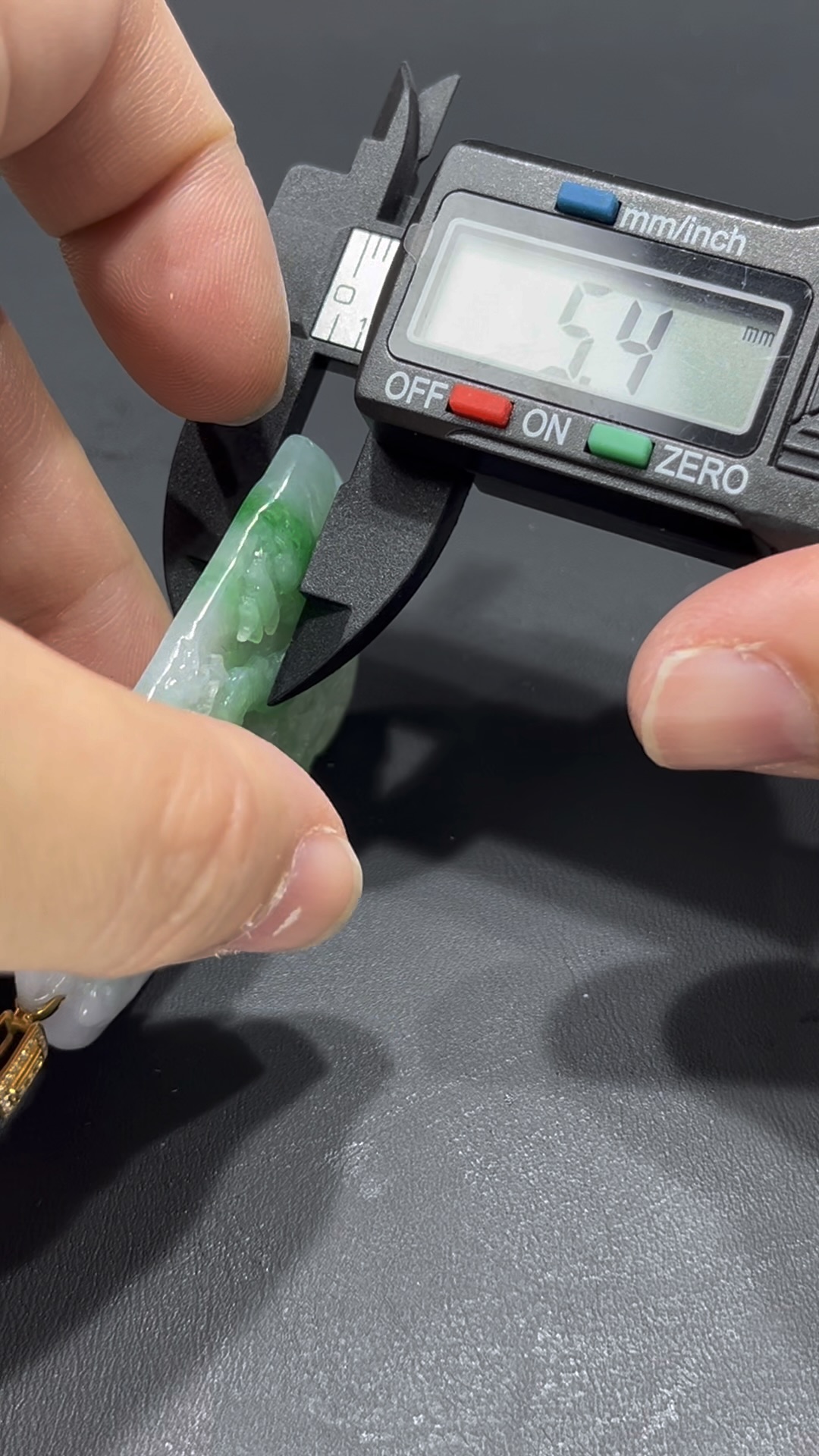 翡翠山水牌|老坑種白底青質地|18K金扣藝術精品收藏推薦 編號#706 7 翡翠山水牌|老坑種白底青質地|18K金扣藝術精品收藏推薦 編號#706 - Image 7