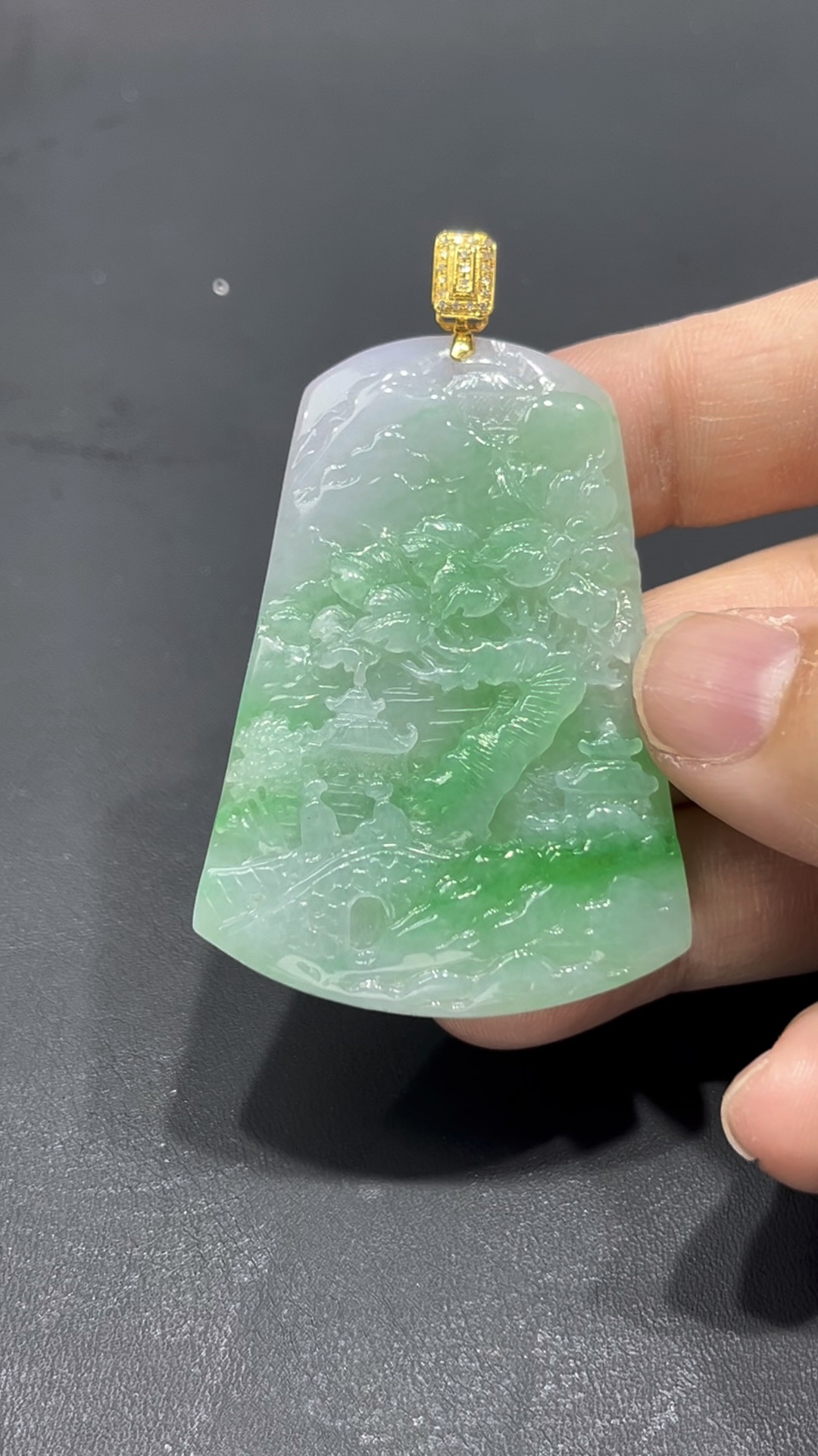 翡翠山水牌|老坑種白底青質地|18K金扣藝術精品收藏推薦 編號#706 1 翡翠山水牌|老坑種白底青質地|18K金扣藝術精品收藏推薦 編號#706