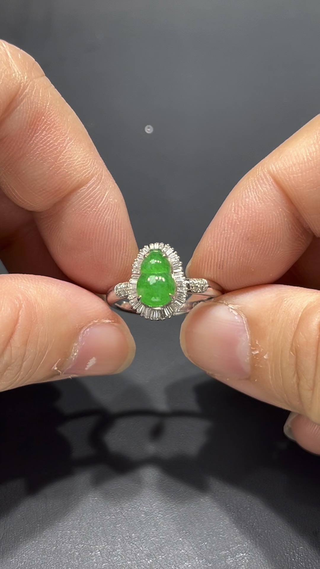 翡翠葫蘆戒指|18K鑲嵌天然鑽石 × 飽滿玉質 × 色澤柔美|高端翡翠飾品推薦 #710 2 翡翠葫蘆戒指|18K鑲嵌天然鑽石 × 飽滿玉質 × 色澤柔美|高端翡翠飾品推薦 #710 - Image 2