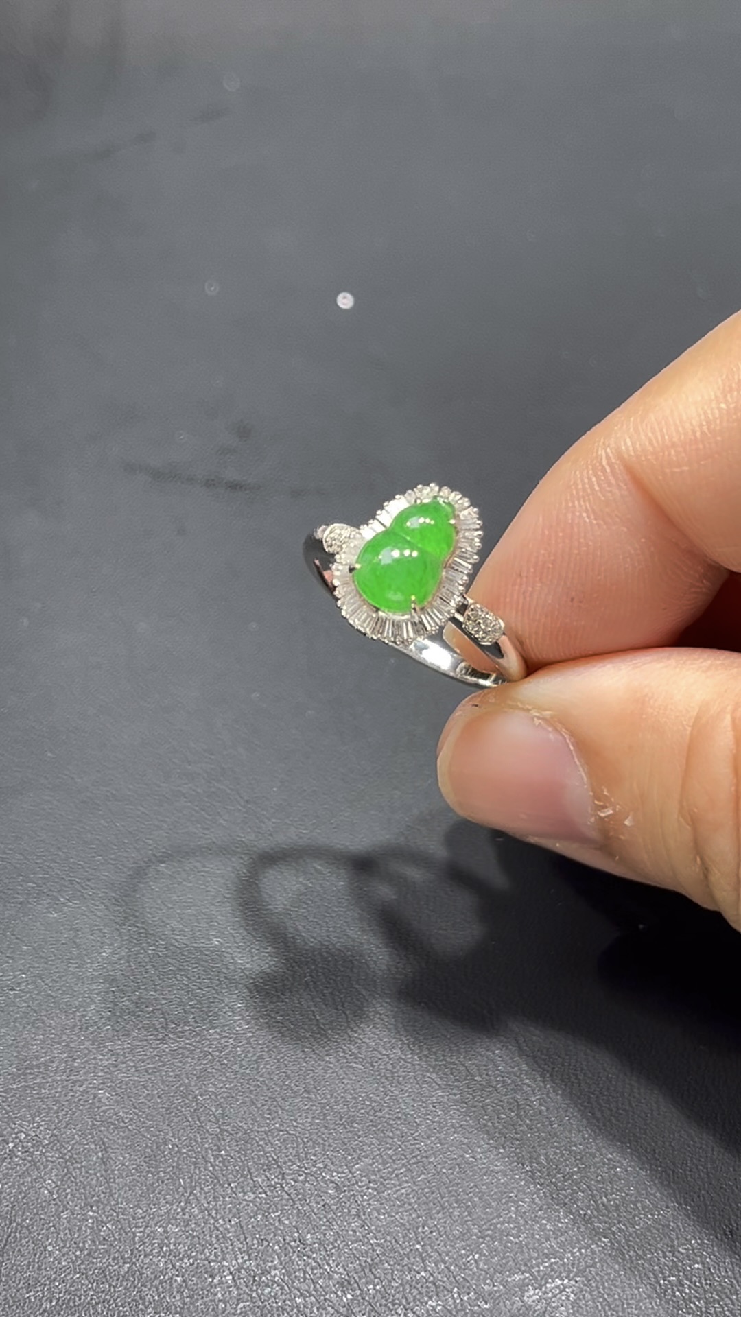 翡翠葫蘆戒指|18K鑲嵌天然鑽石 × 飽滿玉質 × 色澤柔美|高端翡翠飾品推薦 #710 3 翡翠葫蘆戒指|18K鑲嵌天然鑽石 × 飽滿玉質 × 色澤柔美|高端翡翠飾品推薦 #710 - Image 3