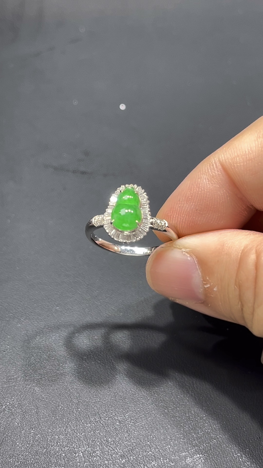 翡翠葫蘆戒指|18K鑲嵌天然鑽石 × 飽滿玉質 × 色澤柔美|高端翡翠飾品推薦 #710 4 翡翠葫蘆戒指|18K鑲嵌天然鑽石 × 飽滿玉質 × 色澤柔美|高端翡翠飾品推薦 #710 - Image 4