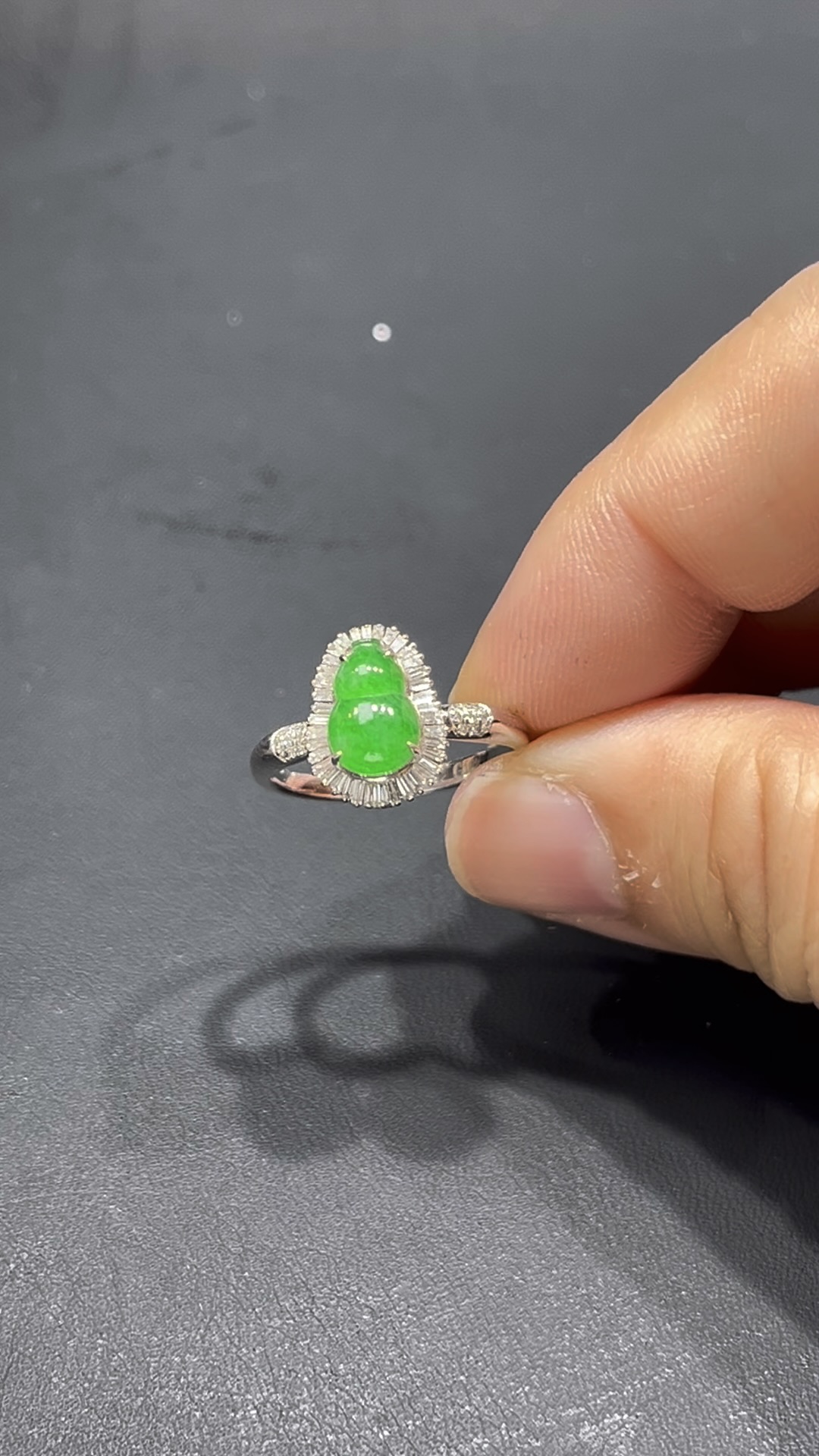 翡翠葫蘆戒指|18K鑲嵌天然鑽石 × 飽滿玉質 × 色澤柔美|高端翡翠飾品推薦 #710 5 翡翠葫蘆戒指|18K鑲嵌天然鑽石 × 飽滿玉質 × 色澤柔美|高端翡翠飾品推薦 #710 - Image 5