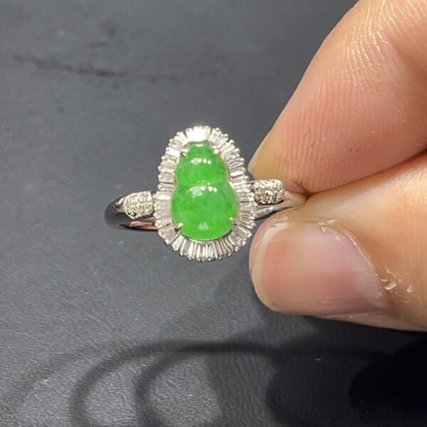 翡翠葫蘆戒指｜18K鑲嵌天然鑽石 × 飽滿玉質 × 色澤柔美｜高端翡翠飾品推薦 #710