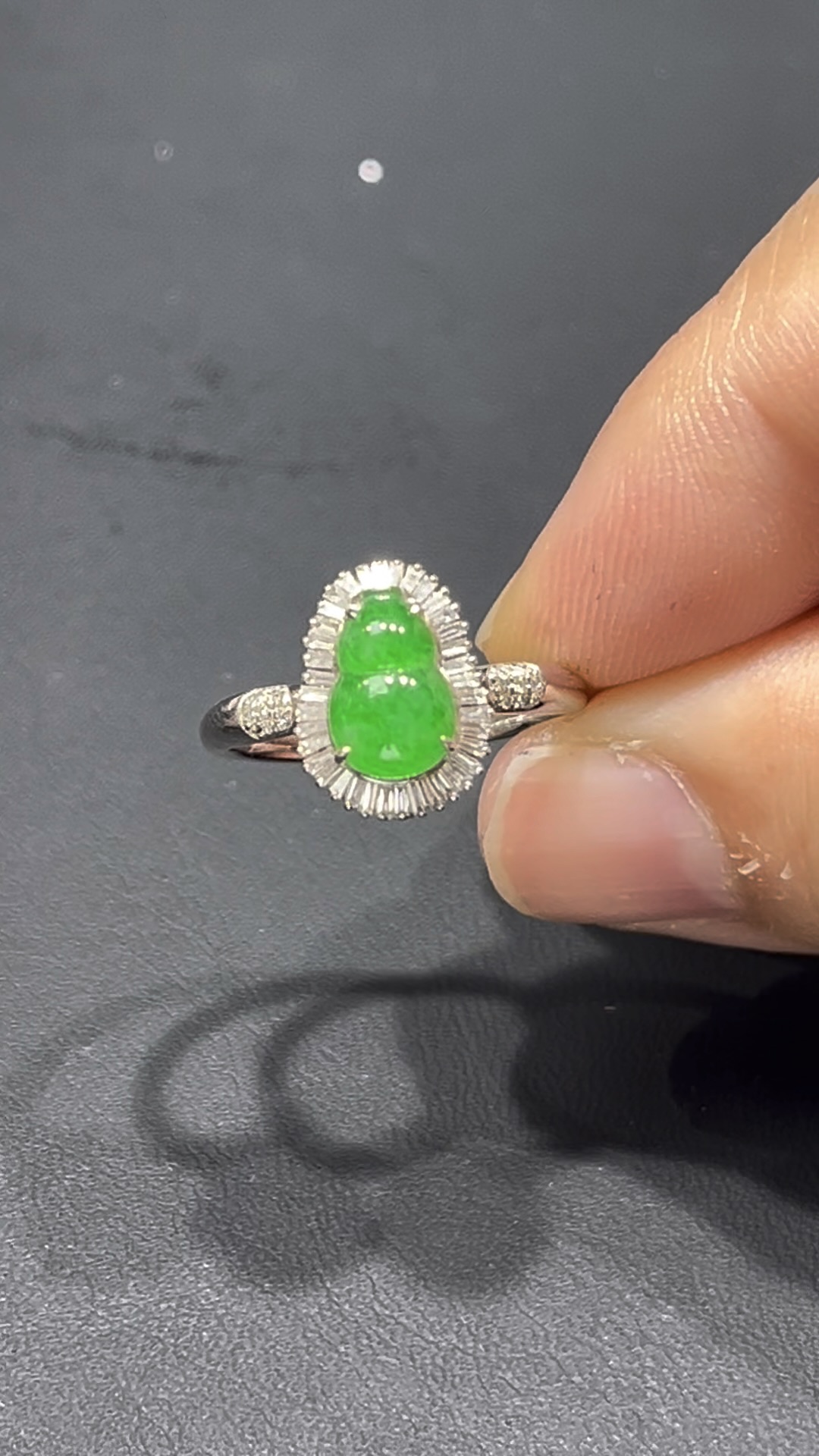 翡翠葫蘆戒指|18K鑲嵌天然鑽石 × 飽滿玉質 × 色澤柔美|高端翡翠飾品推薦 #710 1 翡翠葫蘆戒指|18K鑲嵌天然鑽石 × 飽滿玉質 × 色澤柔美|高端翡翠飾品推薦 #710