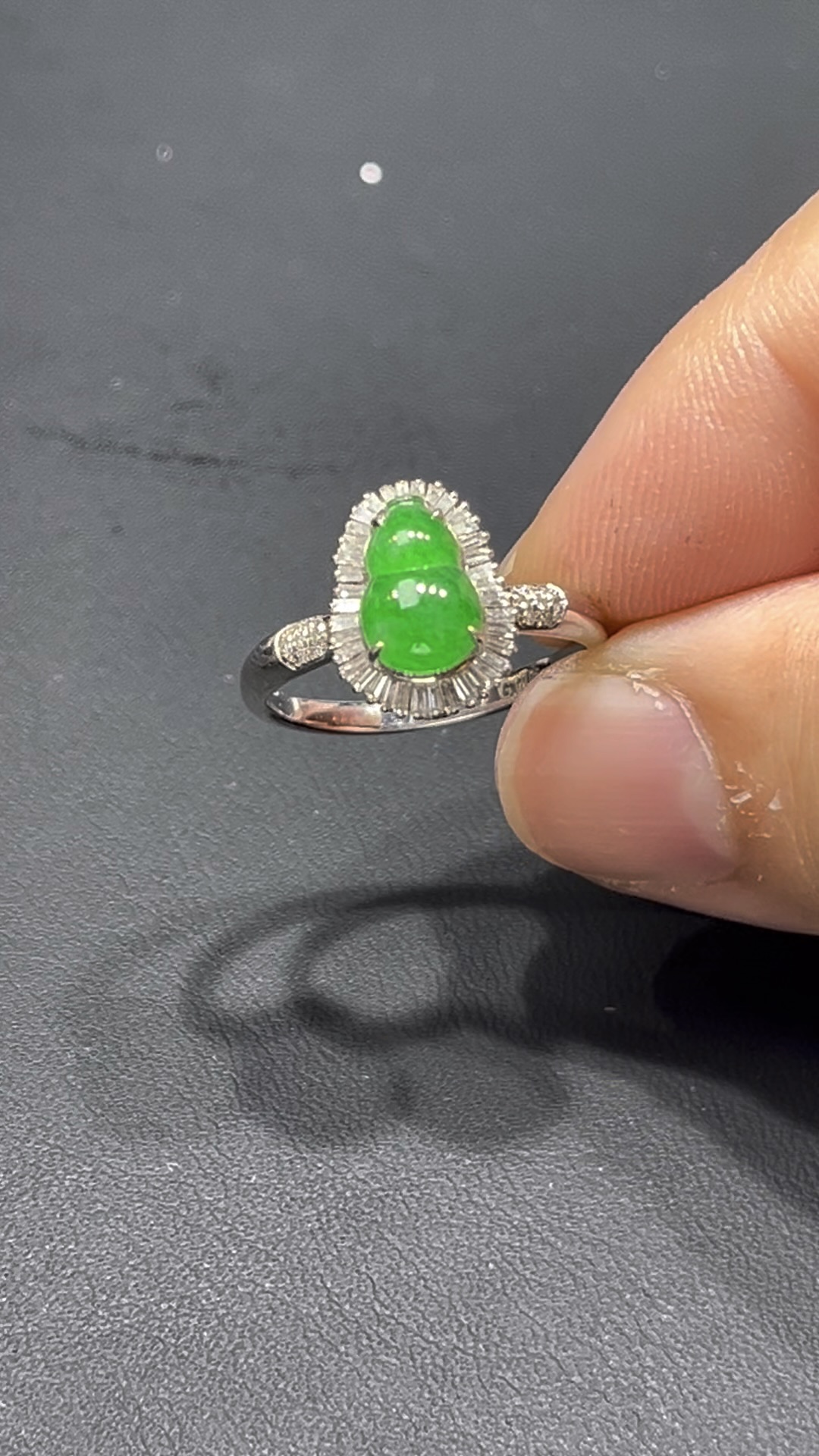 翡翠葫蘆戒指|18K鑲嵌天然鑽石 × 飽滿玉質 × 色澤柔美|高端翡翠飾品推薦 #710 6 翡翠葫蘆戒指|18K鑲嵌天然鑽石 × 飽滿玉質 × 色澤柔美|高端翡翠飾品推薦 #710 - Image 6
