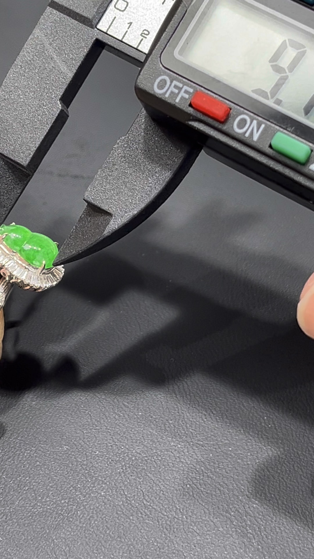 翡翠葫蘆戒指|18K鑲嵌天然鑽石 × 飽滿玉質 × 色澤柔美|高端翡翠飾品推薦 #710 7 翡翠葫蘆戒指|18K鑲嵌天然鑽石 × 飽滿玉質 × 色澤柔美|高端翡翠飾品推薦 #710 - Image 7