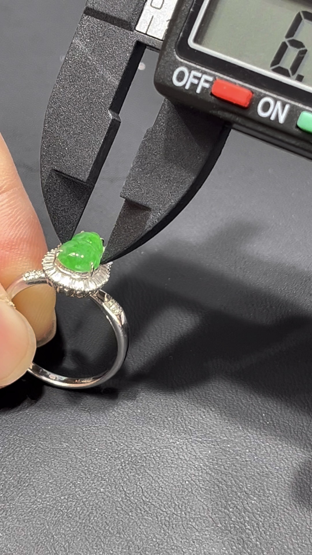 翡翠葫蘆戒指|18K鑲嵌天然鑽石 × 飽滿玉質 × 色澤柔美|高端翡翠飾品推薦 #710 8 翡翠葫蘆戒指|18K鑲嵌天然鑽石 × 飽滿玉質 × 色澤柔美|高端翡翠飾品推薦 #710 - Image 8