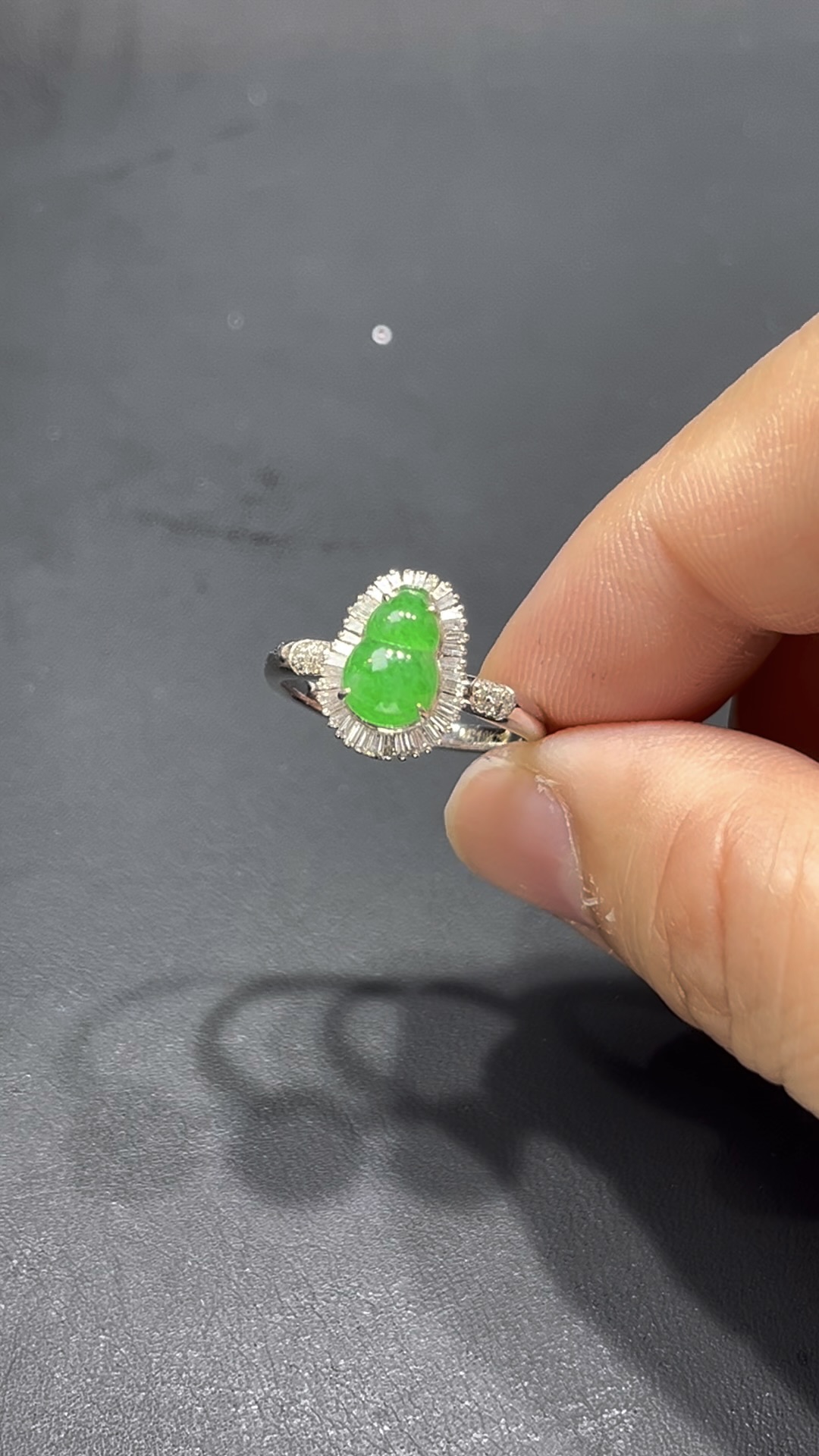 翡翠葫蘆戒指|18K鑲嵌天然鑽石 × 飽滿玉質 × 色澤柔美|高端翡翠飾品推薦 #710 9 翡翠葫蘆戒指|18K鑲嵌天然鑽石 × 飽滿玉質 × 色澤柔美|高端翡翠飾品推薦 #710 - Image 9