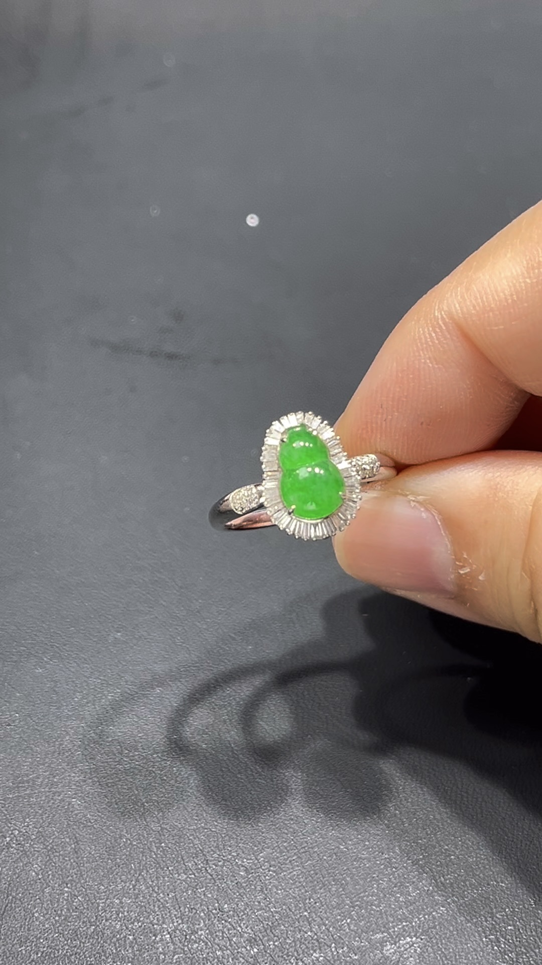 翡翠葫蘆戒指|18K鑲嵌天然鑽石 × 飽滿玉質 × 色澤柔美|高端翡翠飾品推薦 #710 10 翡翠葫蘆戒指|18K鑲嵌天然鑽石 × 飽滿玉質 × 色澤柔美|高端翡翠飾品推薦 #710 - Image 10