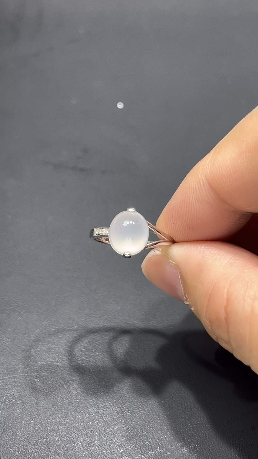 翡翠蛋面戒指|18K鑲嵌天然鑽石 × 飽滿雪白蛋面 × 不規則戒指臂設計|高端翡翠女戒推薦 #711 2 翡翠蛋面戒指|18K鑲嵌天然鑽石 × 飽滿雪白蛋面 × 不規則戒指臂設計|高端翡翠女戒推薦 #711 - Image 2