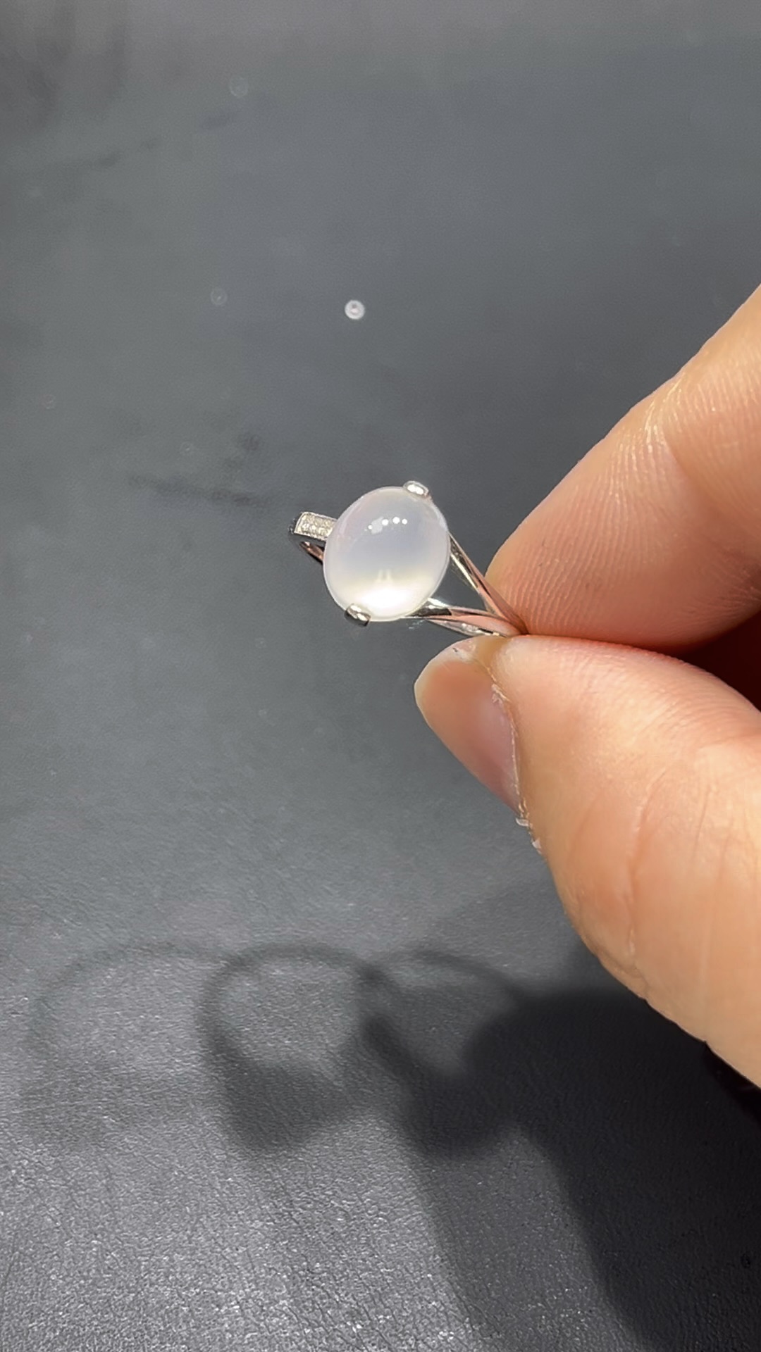 翡翠蛋面戒指|18K鑲嵌天然鑽石 × 飽滿雪白蛋面 × 不規則戒指臂設計|高端翡翠女戒推薦 #711 3 翡翠蛋面戒指|18K鑲嵌天然鑽石 × 飽滿雪白蛋面 × 不規則戒指臂設計|高端翡翠女戒推薦 #711 - Image 3