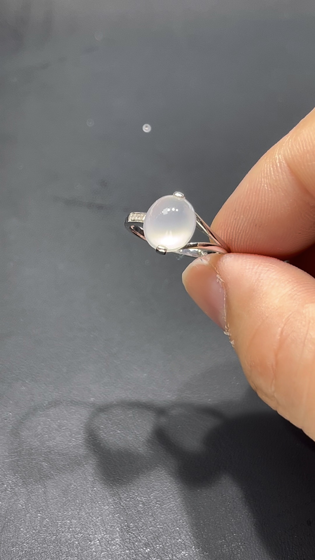 翡翠蛋面戒指|18K鑲嵌天然鑽石 × 飽滿雪白蛋面 × 不規則戒指臂設計|高端翡翠女戒推薦 #711 4 翡翠蛋面戒指|18K鑲嵌天然鑽石 × 飽滿雪白蛋面 × 不規則戒指臂設計|高端翡翠女戒推薦 #711 - Image 4