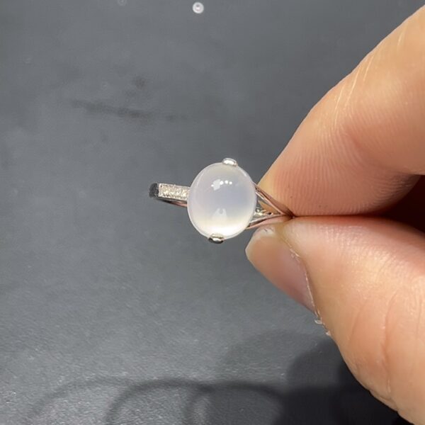 翡翠蛋面戒指｜18K鑲嵌天然鑽石 × 飽滿雪白蛋面 × 不規則戒指臂設計｜高端翡翠女戒推薦 #711