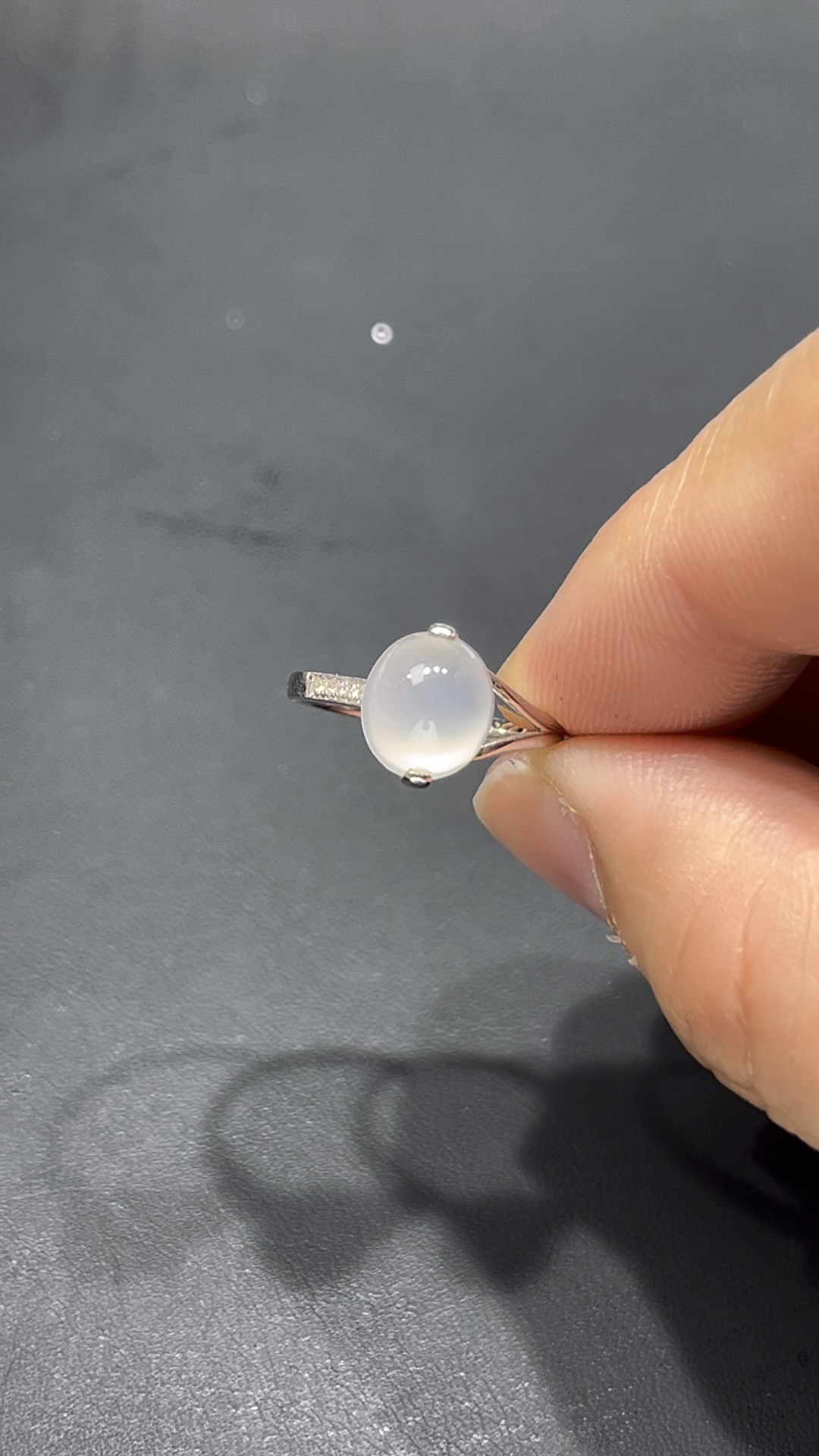 翡翠蛋面戒指|18K鑲嵌天然鑽石 × 飽滿雪白蛋面 × 不規則戒指臂設計|高端翡翠女戒推薦 #711 1 翡翠蛋面戒指|18K鑲嵌天然鑽石 × 飽滿雪白蛋面 × 不規則戒指臂設計|高端翡翠女戒推薦 #711