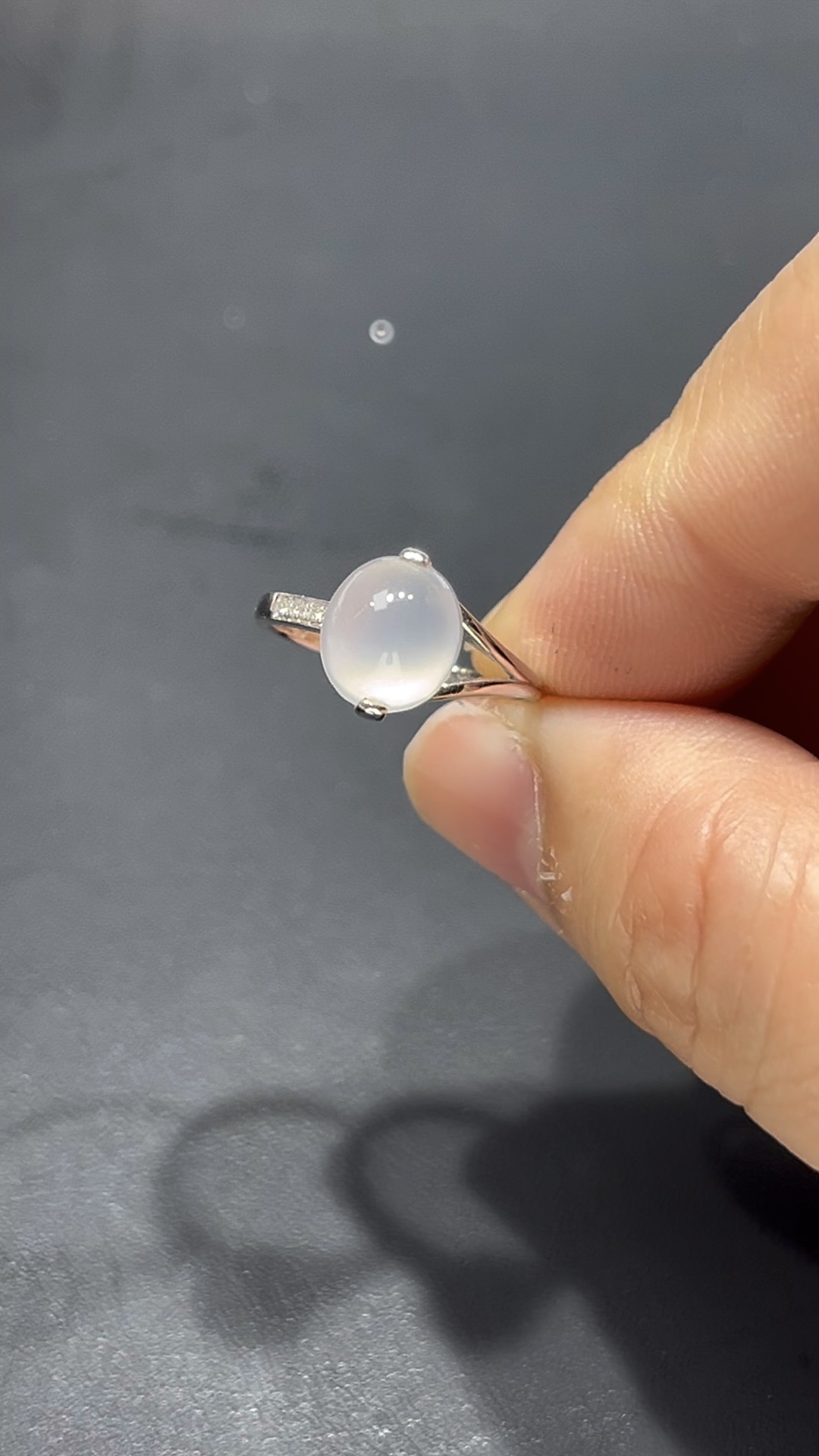 翡翠蛋面戒指|18K鑲嵌天然鑽石 × 飽滿雪白蛋面 × 不規則戒指臂設計|高端翡翠女戒推薦 #711 6 翡翠蛋面戒指|18K鑲嵌天然鑽石 × 飽滿雪白蛋面 × 不規則戒指臂設計|高端翡翠女戒推薦 #711 - Image 6