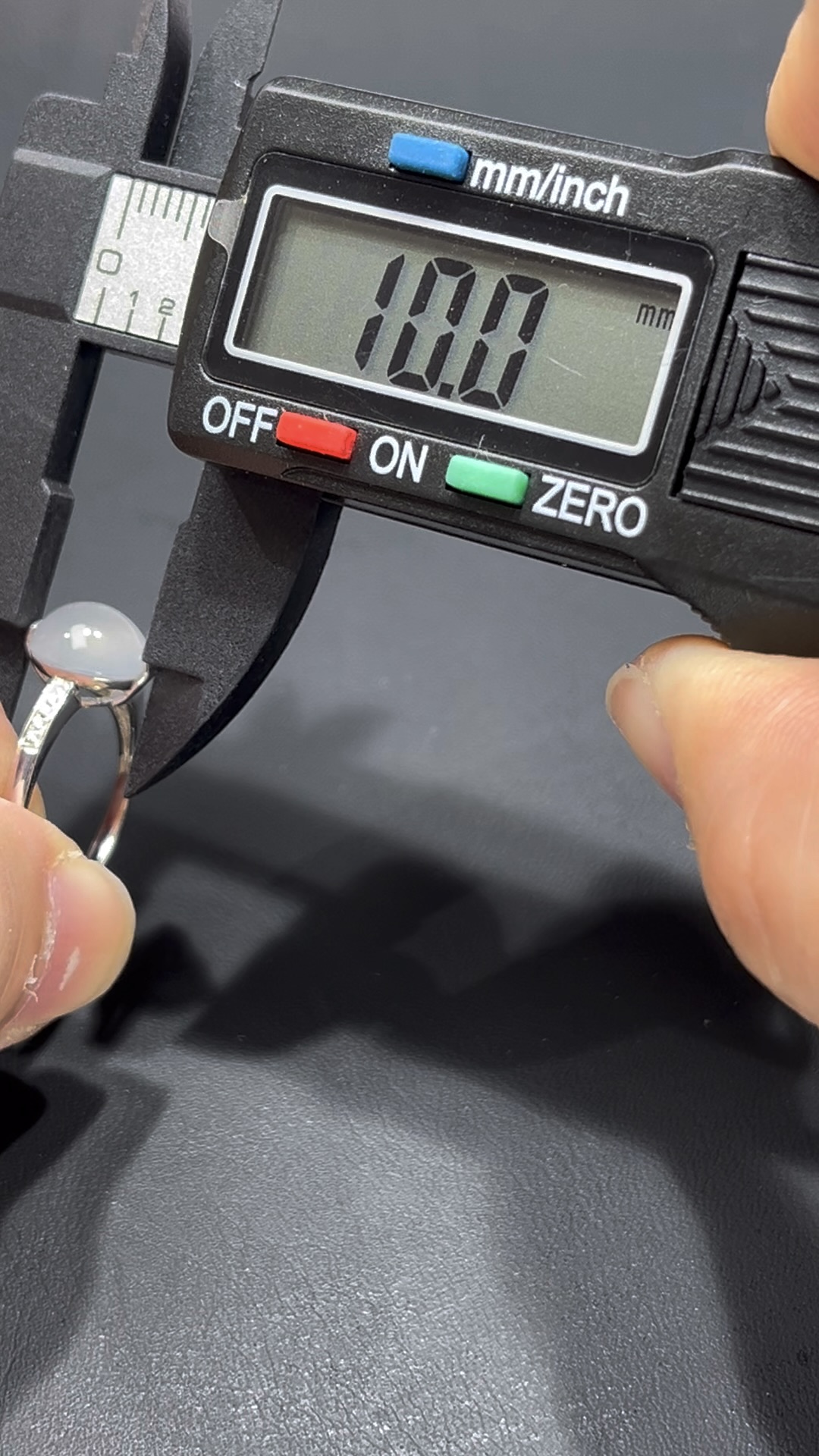 翡翠蛋面戒指|18K鑲嵌天然鑽石 × 飽滿雪白蛋面 × 不規則戒指臂設計|高端翡翠女戒推薦 #711 7 翡翠蛋面戒指|18K鑲嵌天然鑽石 × 飽滿雪白蛋面 × 不規則戒指臂設計|高端翡翠女戒推薦 #711 - Image 7