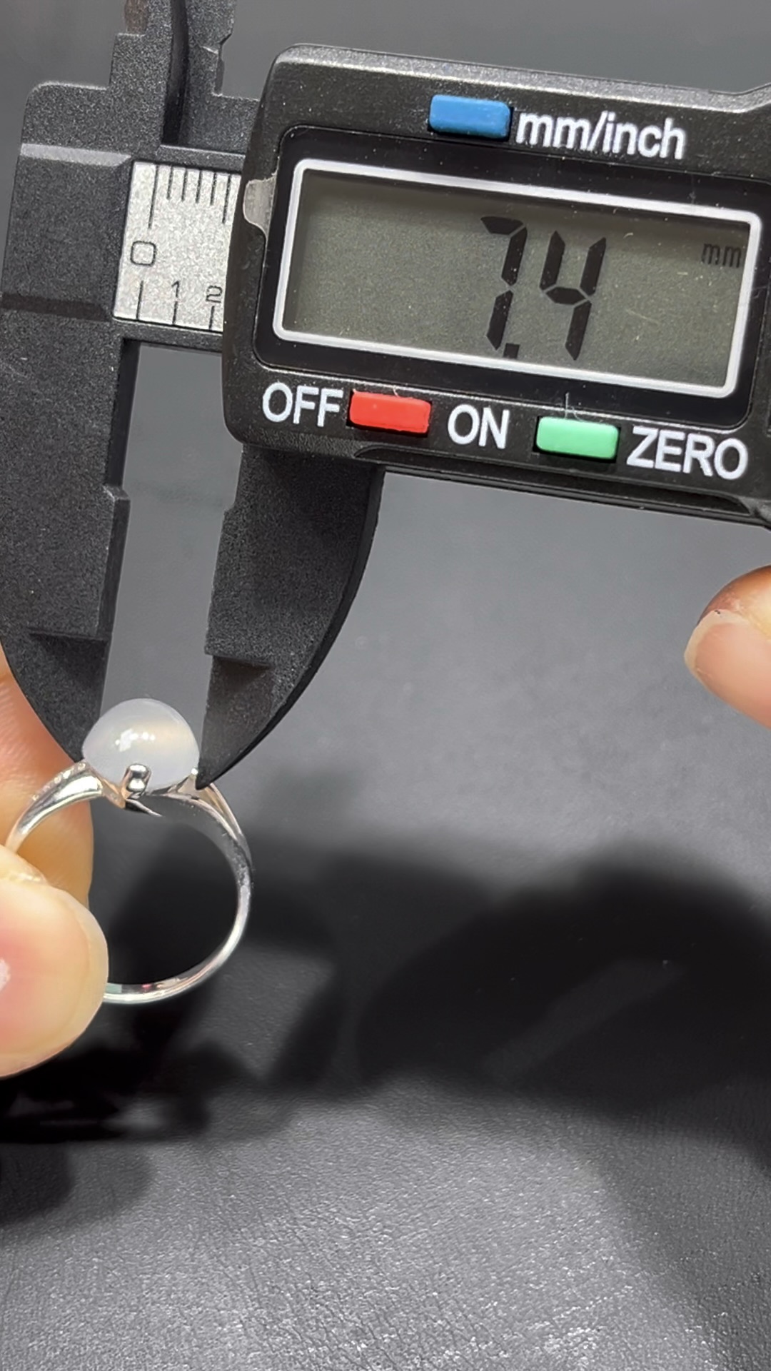 翡翠蛋面戒指|18K鑲嵌天然鑽石 × 飽滿雪白蛋面 × 不規則戒指臂設計|高端翡翠女戒推薦 #711 8 翡翠蛋面戒指|18K鑲嵌天然鑽石 × 飽滿雪白蛋面 × 不規則戒指臂設計|高端翡翠女戒推薦 #711 - Image 8