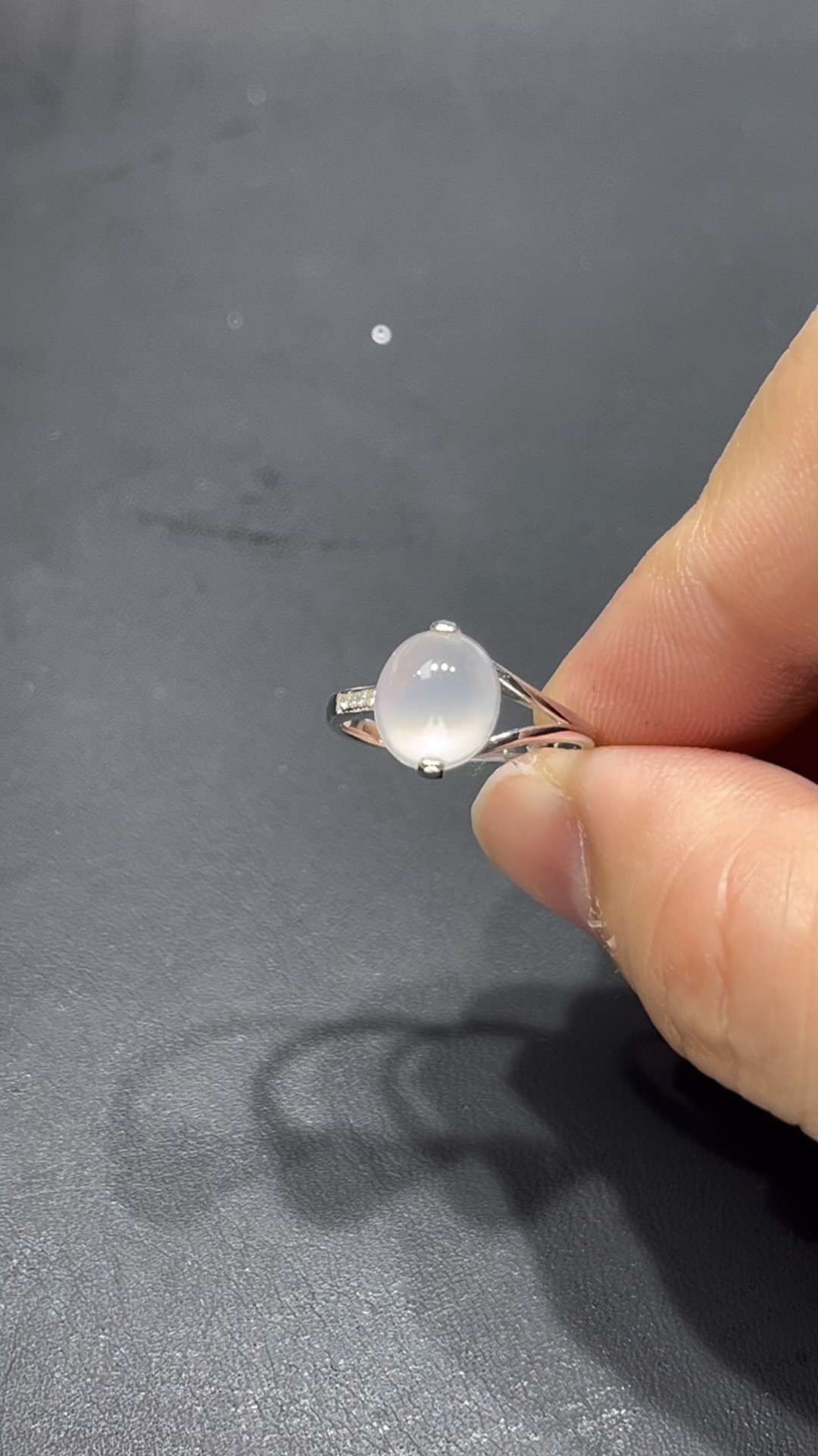 翡翠蛋面戒指|18K鑲嵌天然鑽石 × 飽滿雪白蛋面 × 不規則戒指臂設計|高端翡翠女戒推薦 #711 9 翡翠蛋面戒指|18K鑲嵌天然鑽石 × 飽滿雪白蛋面 × 不規則戒指臂設計|高端翡翠女戒推薦 #711 - Image 9