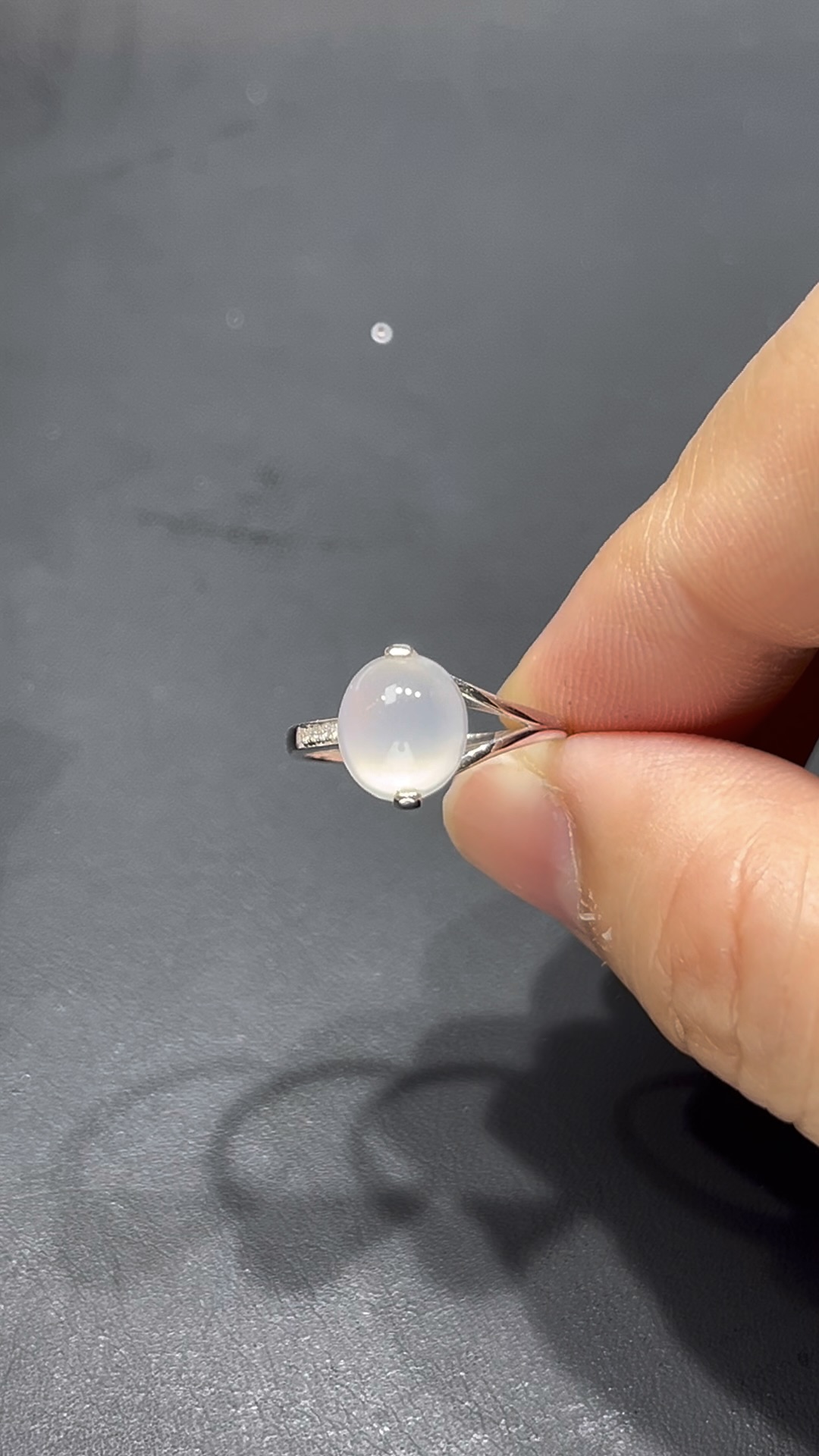 翡翠蛋面戒指|18K鑲嵌天然鑽石 × 飽滿雪白蛋面 × 不規則戒指臂設計|高端翡翠女戒推薦 #711 10 翡翠蛋面戒指|18K鑲嵌天然鑽石 × 飽滿雪白蛋面 × 不規則戒指臂設計|高端翡翠女戒推薦 #711 - Image 10