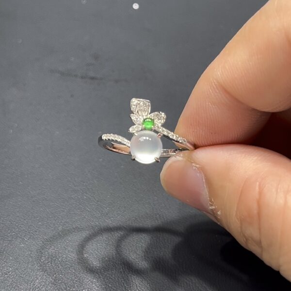 翡翠蛋面戒指｜雪白飽滿蛋面 × 花形鑽石花瓣 × 18K金鑲嵌｜高端設計翡翠女戒推薦 #712