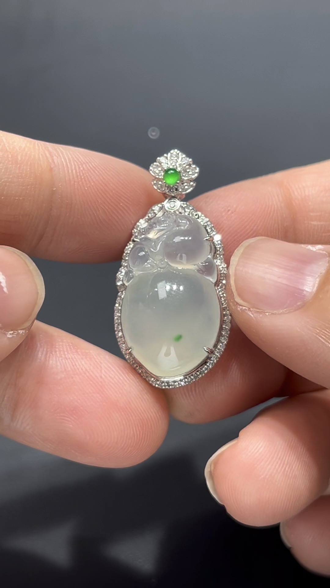 翡翠猴桃吊墜|細膩純淨玉料 × 飽滿造型 × 18K金鑲嵌|猴桃報喜吉祥翡翠推薦 #715 2 翡翠猴桃吊墜|細膩純淨玉料 × 飽滿造型 × 18K金鑲嵌|猴桃報喜吉祥翡翠推薦 #715 - Image 2