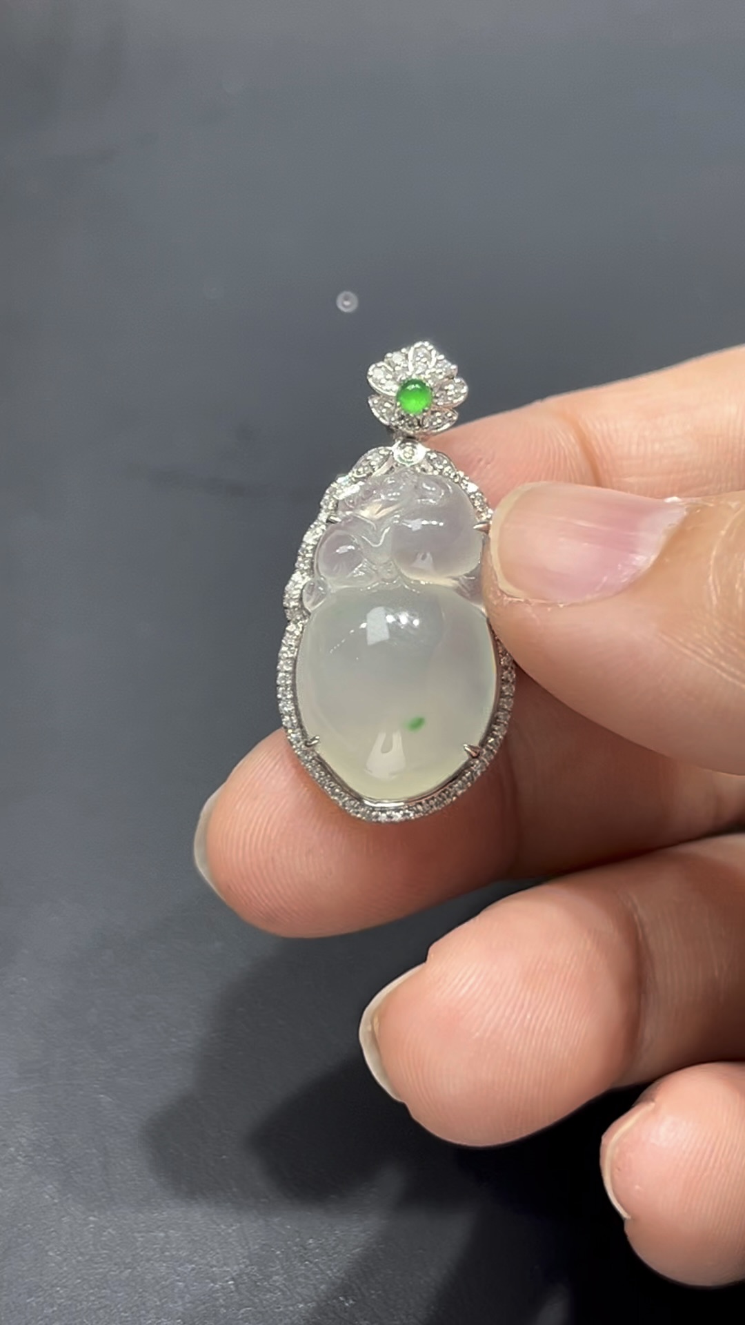 翡翠猴桃吊墜|細膩純淨玉料 × 飽滿造型 × 18K金鑲嵌|猴桃報喜吉祥翡翠推薦 #715 3 翡翠猴桃吊墜|細膩純淨玉料 × 飽滿造型 × 18K金鑲嵌|猴桃報喜吉祥翡翠推薦 #715 - Image 3