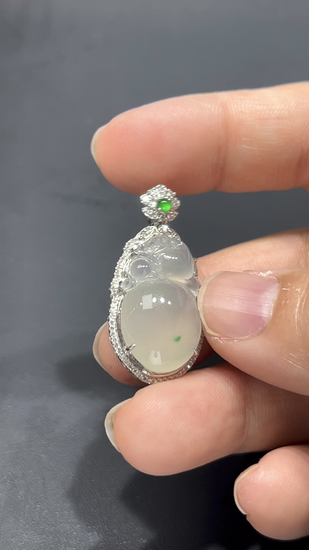 翡翠猴桃吊墜|細膩純淨玉料 × 飽滿造型 × 18K金鑲嵌|猴桃報喜吉祥翡翠推薦 #715 4 翡翠猴桃吊墜|細膩純淨玉料 × 飽滿造型 × 18K金鑲嵌|猴桃報喜吉祥翡翠推薦 #715 - Image 4