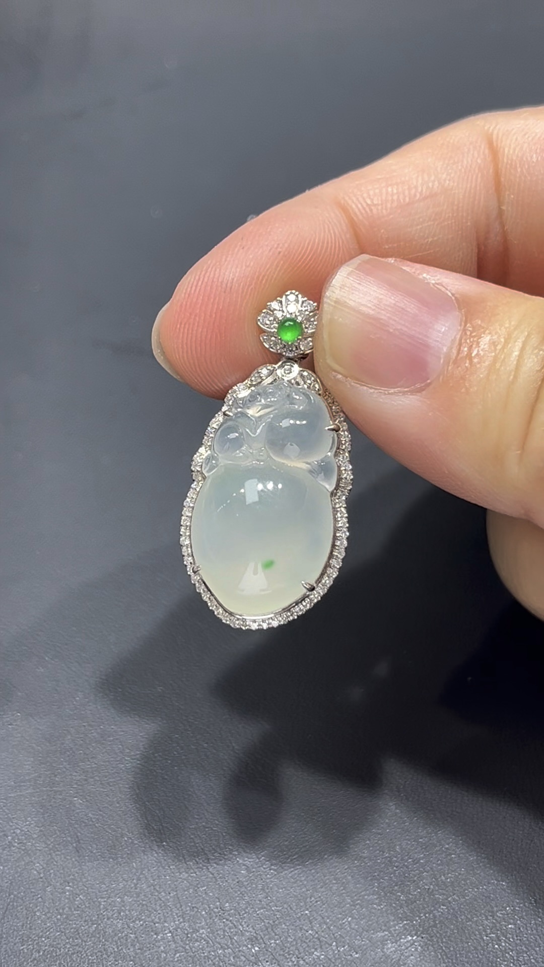 翡翠猴桃吊墜|細膩純淨玉料 × 飽滿造型 × 18K金鑲嵌|猴桃報喜吉祥翡翠推薦 #715 5 翡翠猴桃吊墜|細膩純淨玉料 × 飽滿造型 × 18K金鑲嵌|猴桃報喜吉祥翡翠推薦 #715 - Image 5