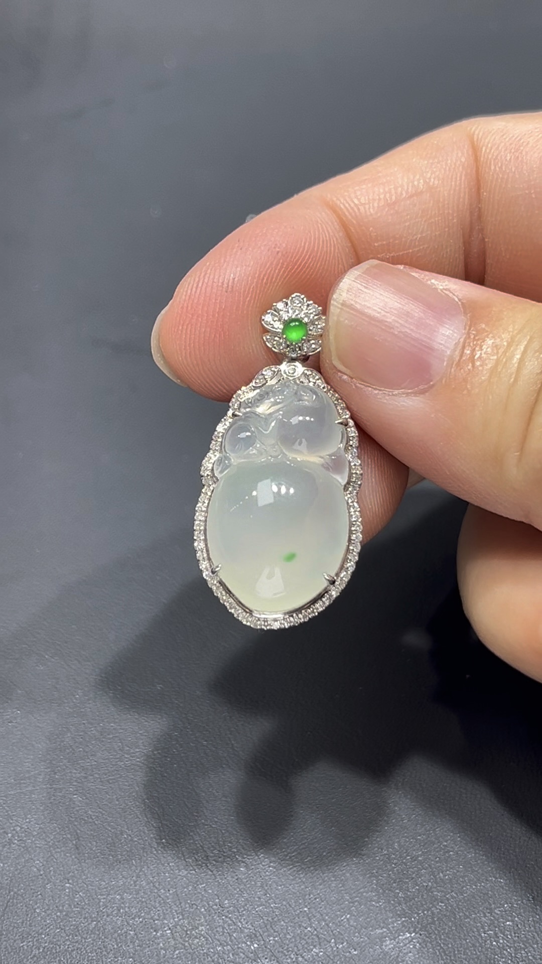 翡翠猴桃吊墜|細膩純淨玉料 × 飽滿造型 × 18K金鑲嵌|猴桃報喜吉祥翡翠推薦 #715 6 翡翠猴桃吊墜|細膩純淨玉料 × 飽滿造型 × 18K金鑲嵌|猴桃報喜吉祥翡翠推薦 #715 - Image 6