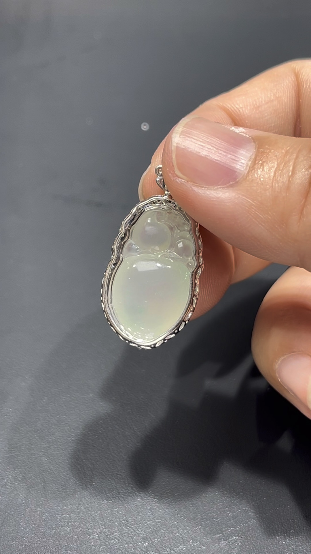 翡翠猴桃吊墜|細膩純淨玉料 × 飽滿造型 × 18K金鑲嵌|猴桃報喜吉祥翡翠推薦 #715 7 翡翠猴桃吊墜|細膩純淨玉料 × 飽滿造型 × 18K金鑲嵌|猴桃報喜吉祥翡翠推薦 #715 - Image 7