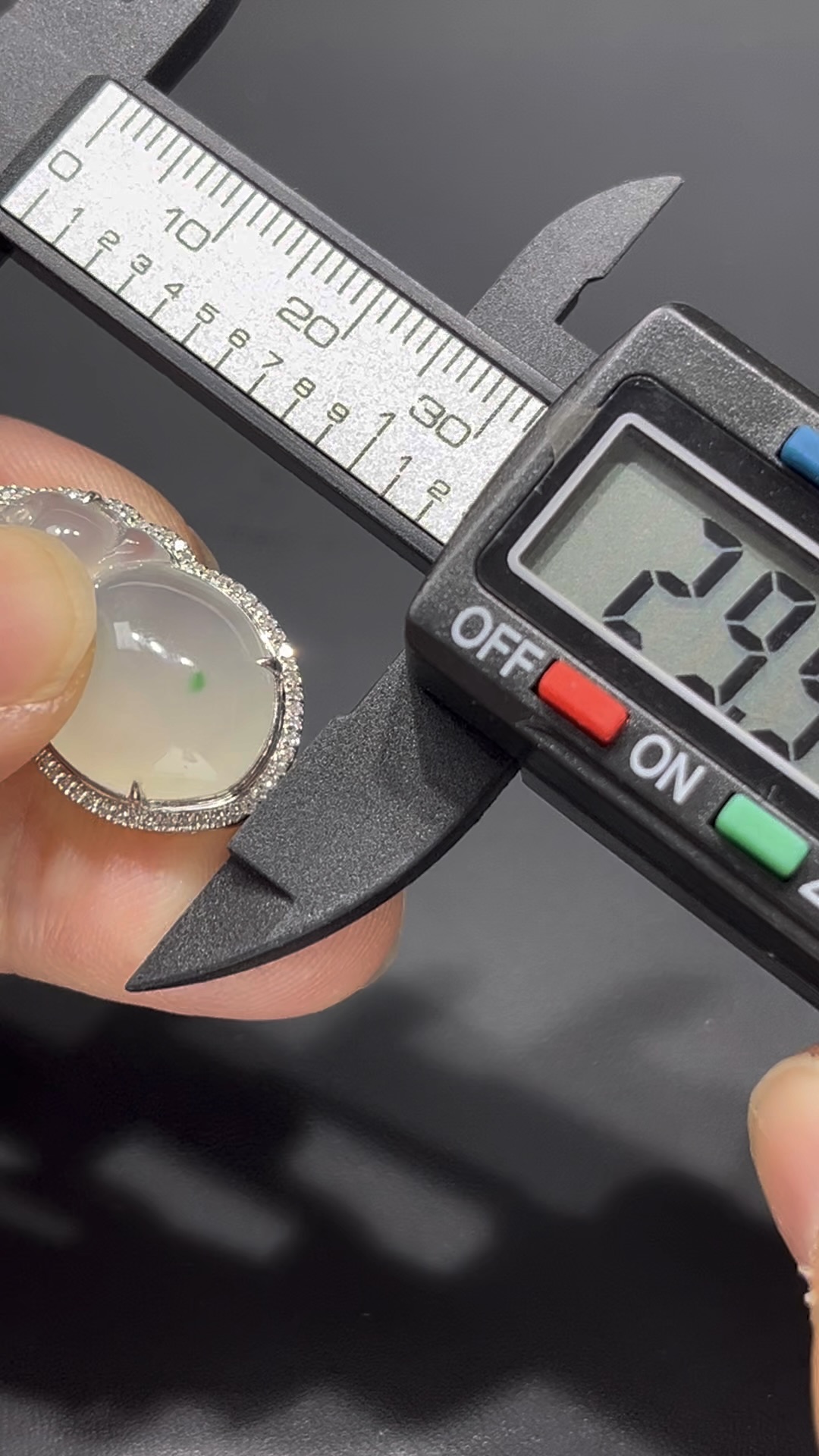 翡翠猴桃吊墜|細膩純淨玉料 × 飽滿造型 × 18K金鑲嵌|猴桃報喜吉祥翡翠推薦 #715 8 翡翠猴桃吊墜|細膩純淨玉料 × 飽滿造型 × 18K金鑲嵌|猴桃報喜吉祥翡翠推薦 #715 - Image 8