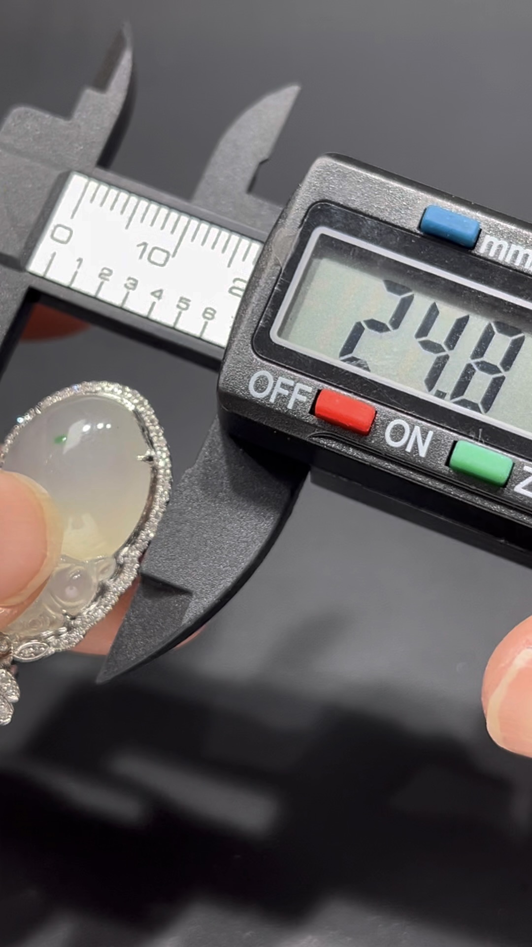 翡翠猴桃吊墜|細膩純淨玉料 × 飽滿造型 × 18K金鑲嵌|猴桃報喜吉祥翡翠推薦 #715 9 翡翠猴桃吊墜|細膩純淨玉料 × 飽滿造型 × 18K金鑲嵌|猴桃報喜吉祥翡翠推薦 #715 - Image 9