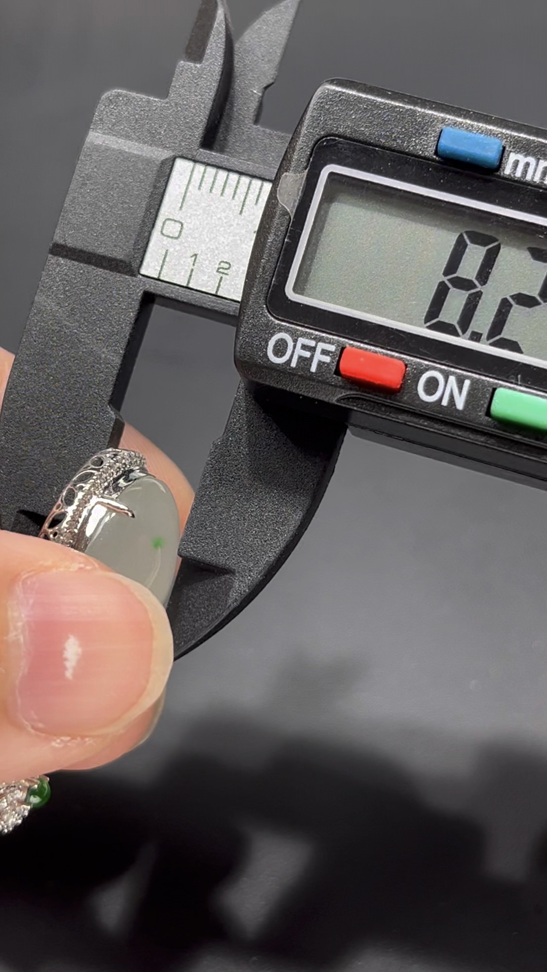 翡翠猴桃吊墜|細膩純淨玉料 × 飽滿造型 × 18K金鑲嵌|猴桃報喜吉祥翡翠推薦 #715 10 翡翠猴桃吊墜|細膩純淨玉料 × 飽滿造型 × 18K金鑲嵌|猴桃報喜吉祥翡翠推薦 #715 - Image 10