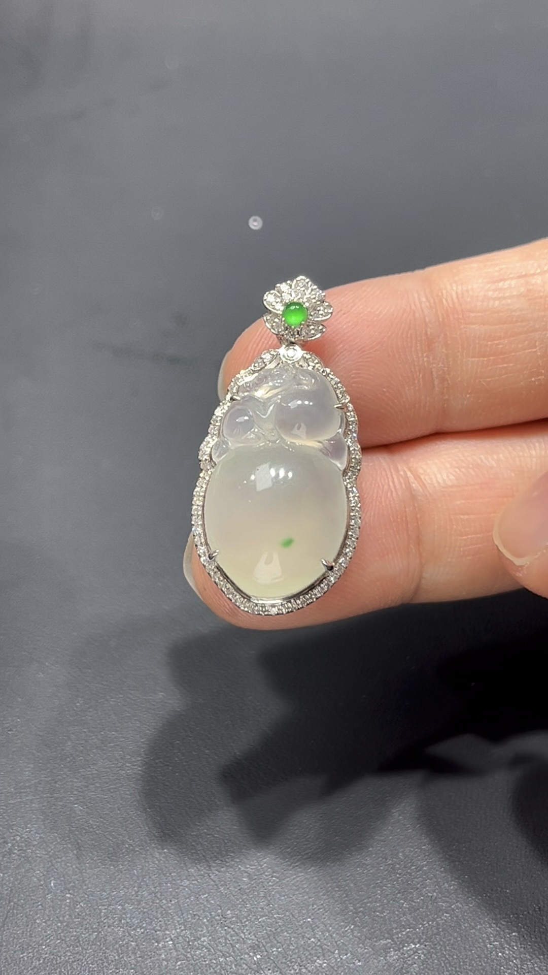 翡翠猴桃吊墜|細膩純淨玉料 × 飽滿造型 × 18K金鑲嵌|猴桃報喜吉祥翡翠推薦 #715 11 翡翠猴桃吊墜|細膩純淨玉料 × 飽滿造型 × 18K金鑲嵌|猴桃報喜吉祥翡翠推薦 #715 - Image 11