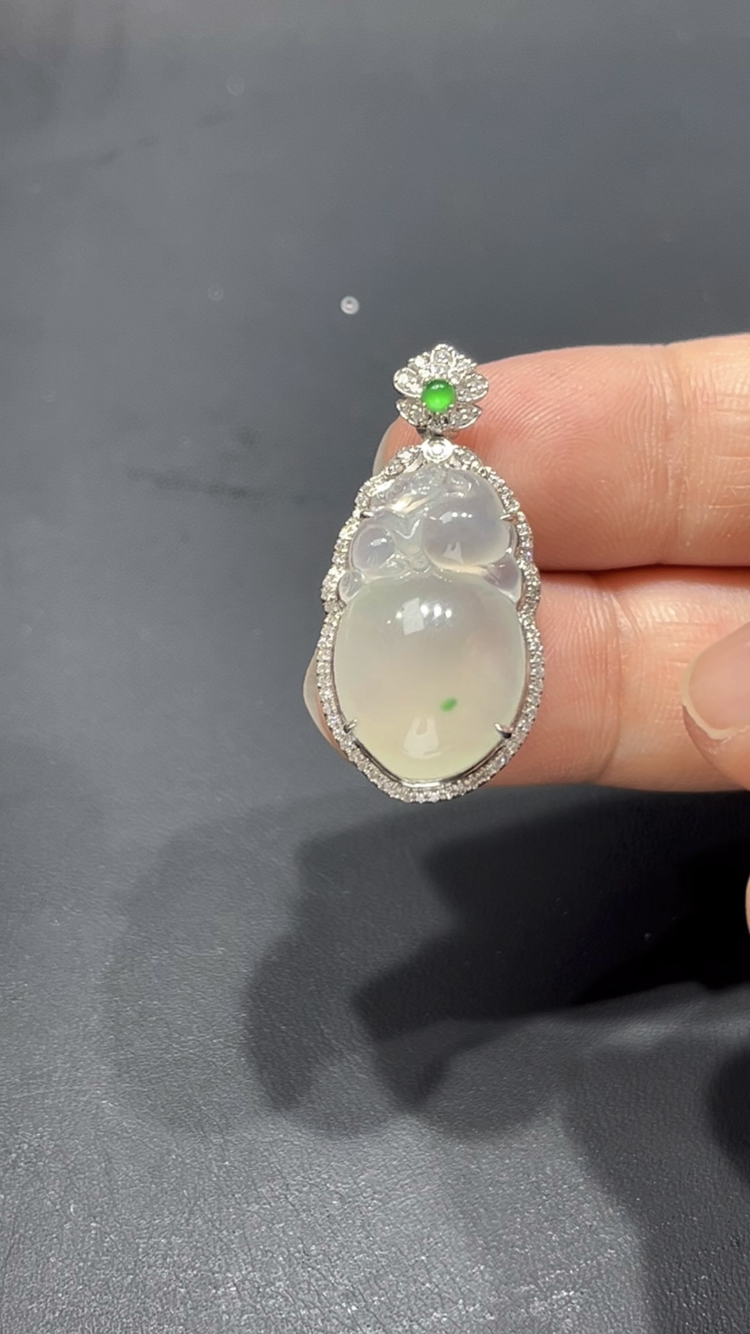 翡翠猴桃吊墜|細膩純淨玉料 × 飽滿造型 × 18K金鑲嵌|猴桃報喜吉祥翡翠推薦 #715 12 翡翠猴桃吊墜|細膩純淨玉料 × 飽滿造型 × 18K金鑲嵌|猴桃報喜吉祥翡翠推薦 #715 - Image 12