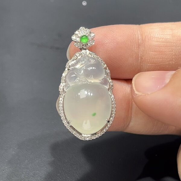 翡翠猴桃吊墜｜細膩純淨玉料 × 飽滿造型 × 18K金鑲嵌｜猴桃報喜吉祥翡翠推薦 #715