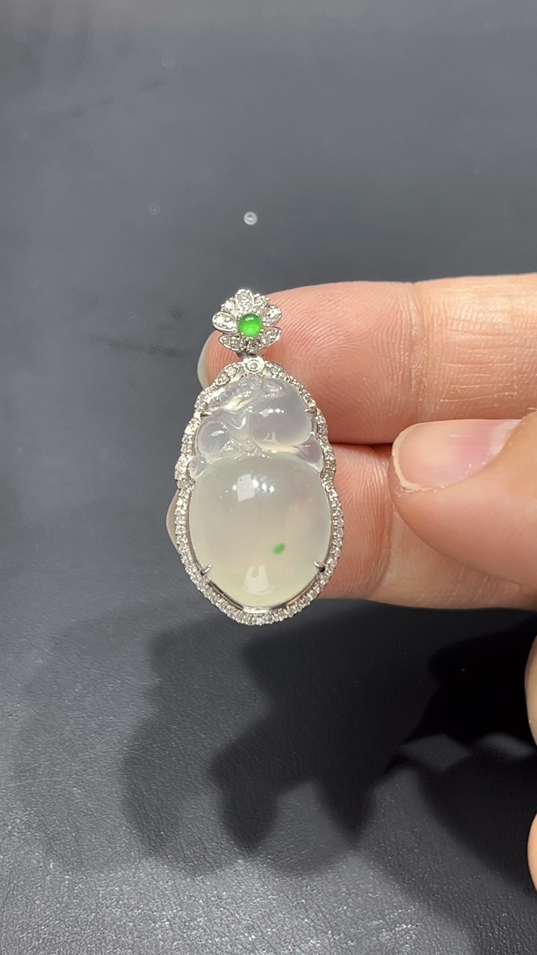 翡翠猴桃吊墜|細膩純淨玉料 × 飽滿造型 × 18K金鑲嵌|猴桃報喜吉祥翡翠推薦 #715 1 翡翠猴桃吊墜|細膩純淨玉料 × 飽滿造型 × 18K金鑲嵌|猴桃報喜吉祥翡翠推薦 #715