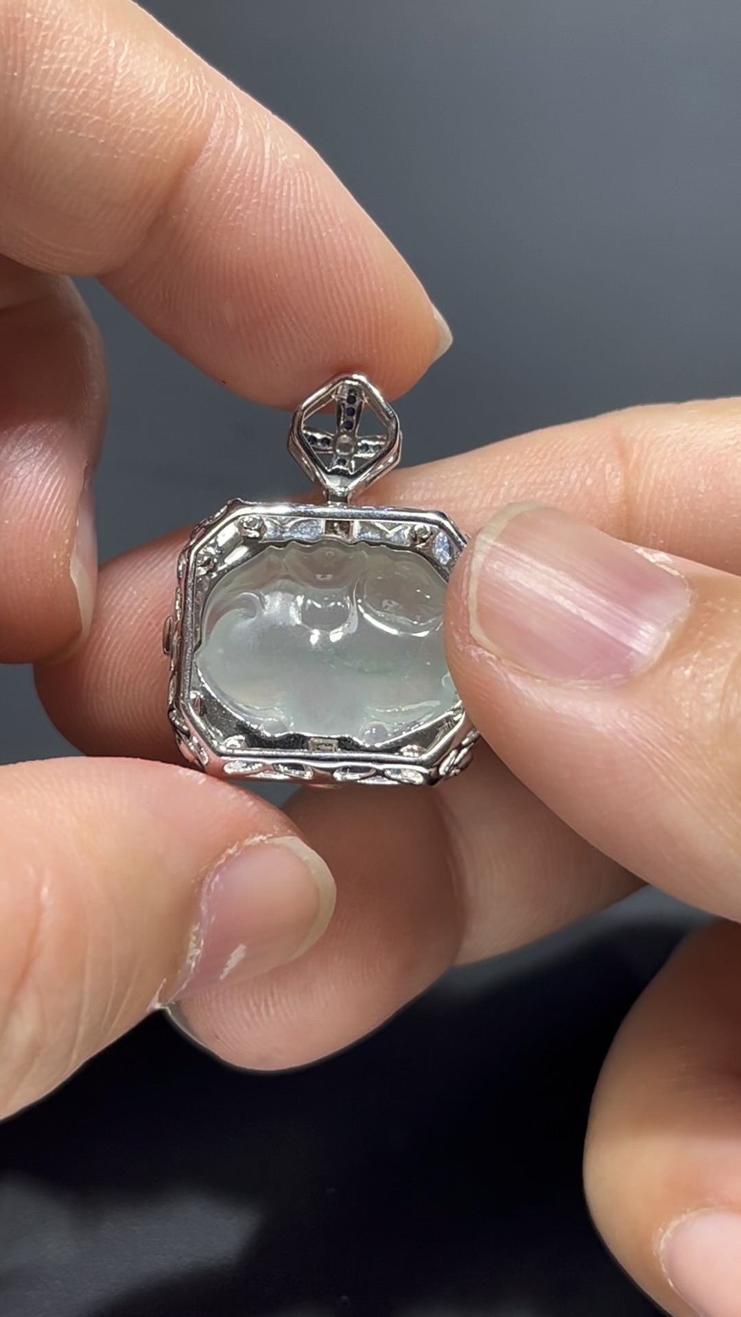 翡翠唐馬吊墜|細膩純淨玉料 × 長方形18K鑲嵌設計 × 飽滿唐馬造型|少見高端翡翠推薦 #716 2 翡翠唐馬吊墜|細膩純淨玉料 × 長方形18K鑲嵌設計 × 飽滿唐馬造型|少見高端翡翠推薦 #716 - Image 2