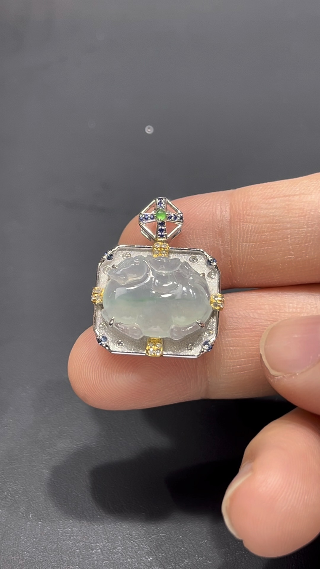 翡翠唐馬吊墜|細膩純淨玉料 × 長方形18K鑲嵌設計 × 飽滿唐馬造型|少見高端翡翠推薦 #716 3 翡翠唐馬吊墜|細膩純淨玉料 × 長方形18K鑲嵌設計 × 飽滿唐馬造型|少見高端翡翠推薦 #716 - Image 3